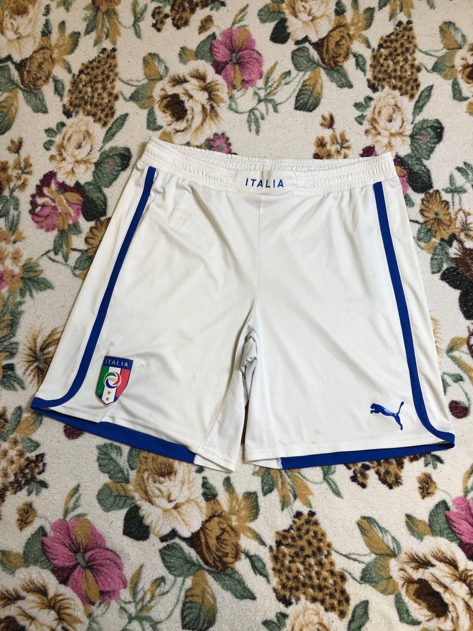 Puma ITALY 2012/2013 AWAY FOOTBALL SHORTS PUMA SIZE L ADULT Size US 34 / EU 50 - 1 Thumbnail