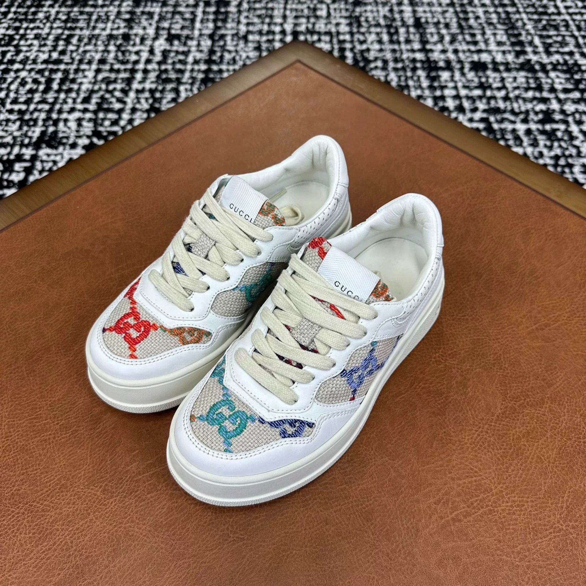 Gucci Gucci Embroidered Lowtop Sneakers it_35-5 Women Size US 5.5 / IT 35.5 - 1 Thumbnail