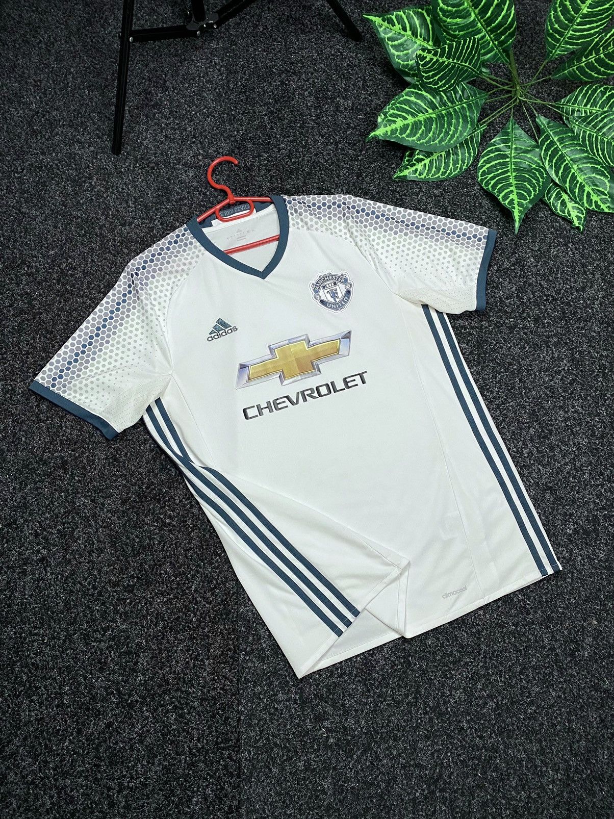 Adidas White Adidas Machester United size L football shirt Size US L / EU 52-54 / 3 - 17 Thumbnail