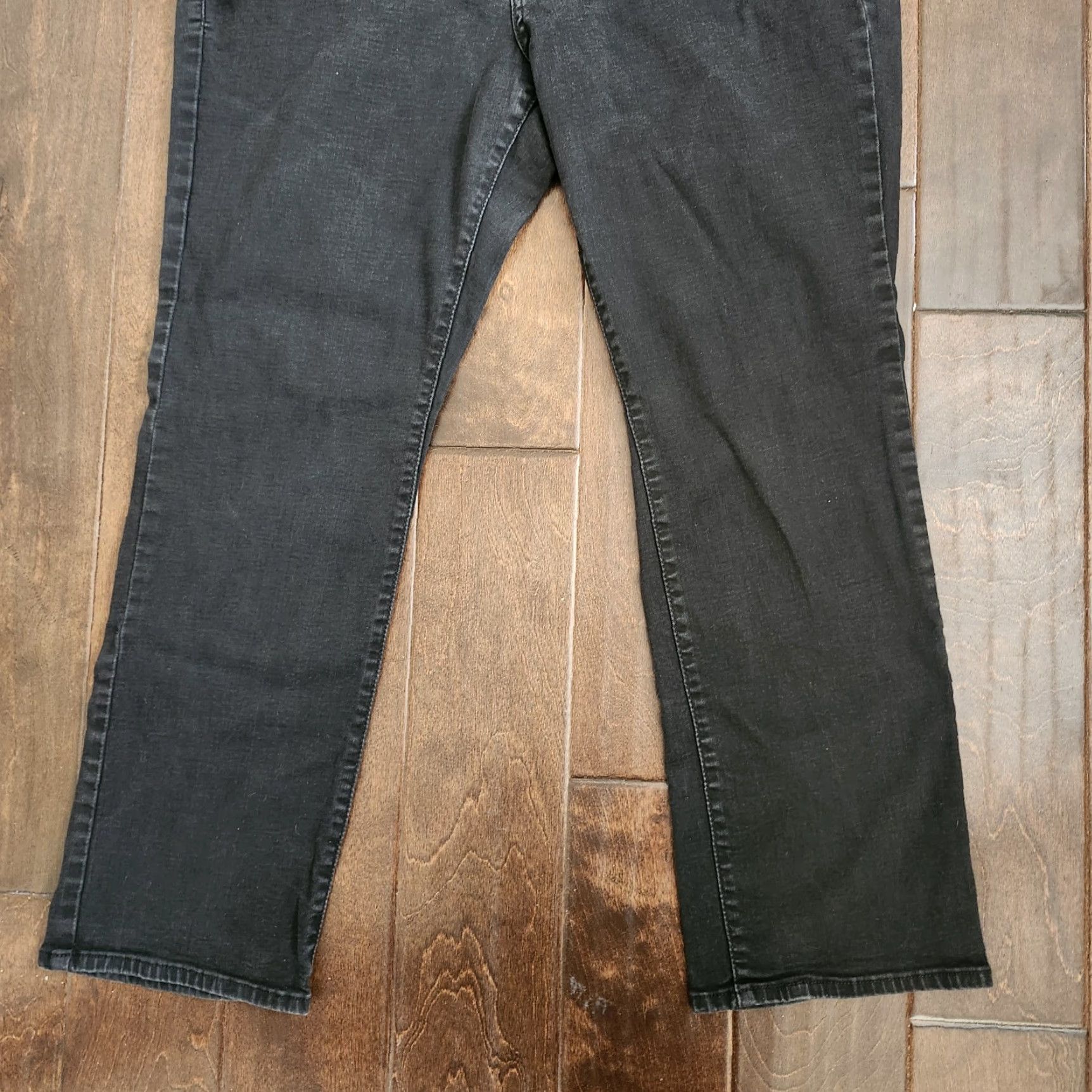 Levi's Levi’s Women’s 18W Black Classic Straight Jeans Mid Rise Stretch Button Zip 5-Pocket Denim Jeans Womens Regular Black 18W Staples Straight Jeans Size 40" / US 18 - 3 Thumbnail