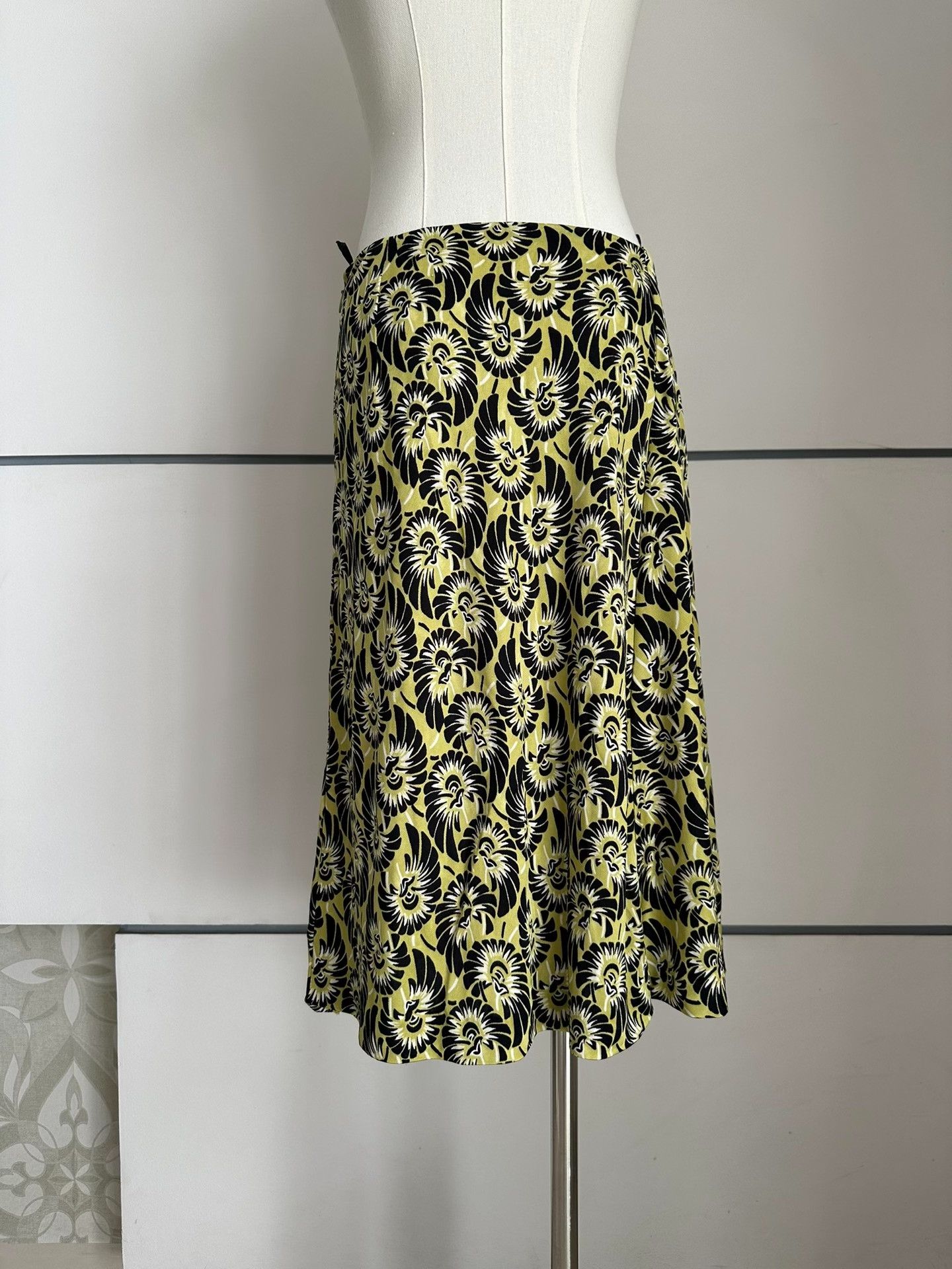 Prada Prada Floral side-zipper skirt| Size 28" / US 6 / IT 42 - 1 Thumbnail