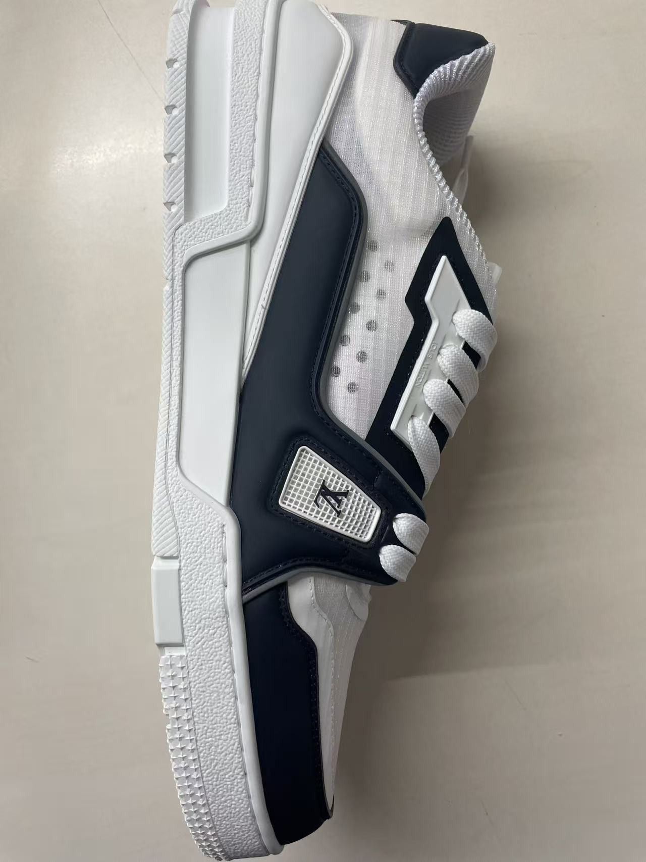 Louis Vuitton Louis Vuitton White & Marine Trainer Sneakers Size US 9 / IT 39 - 12 Thumbnail
