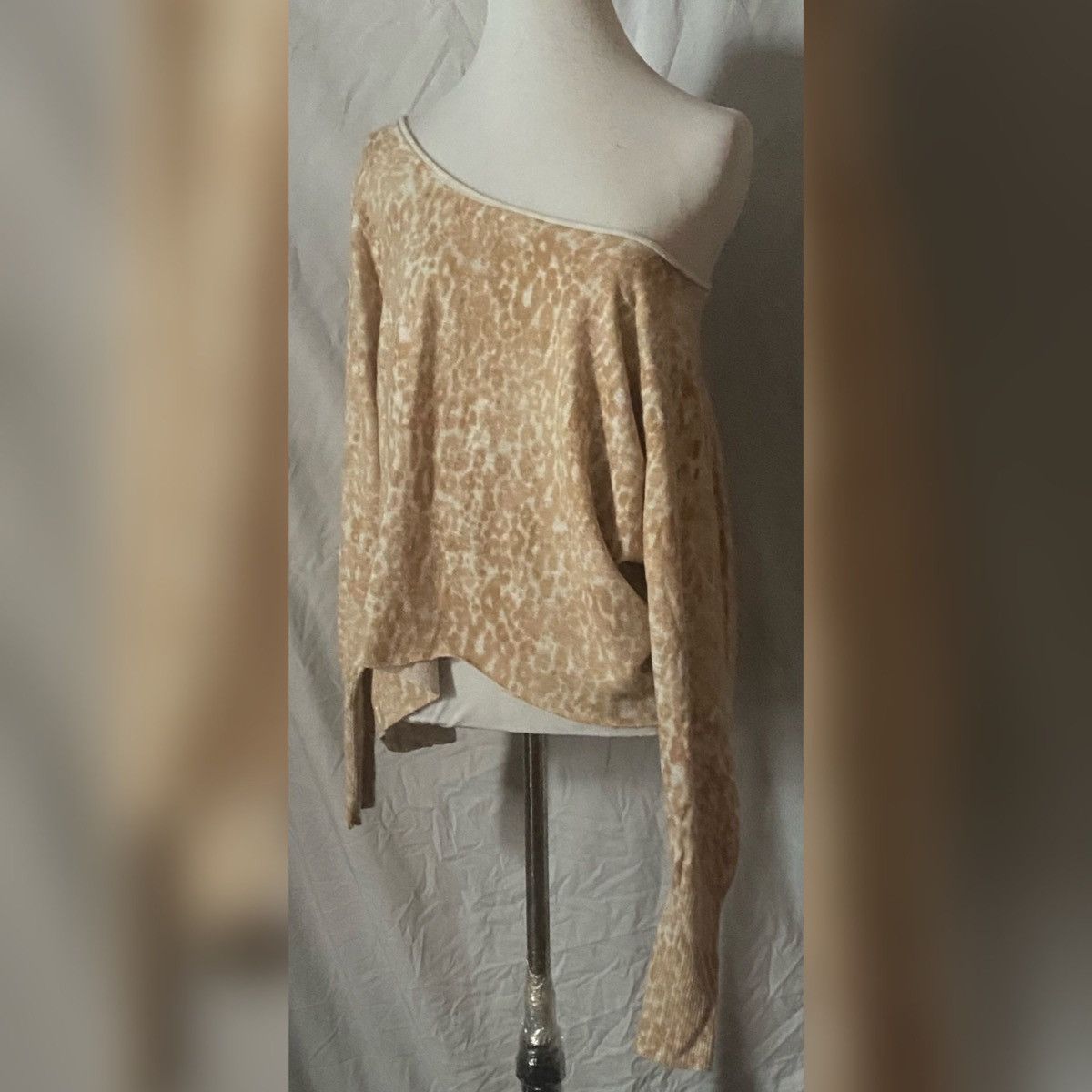 Vintage Vintage, Tan, Leopard Print, Raw Hem Oversized, Knit Sweater Size ONE SIZE - 3 Thumbnail