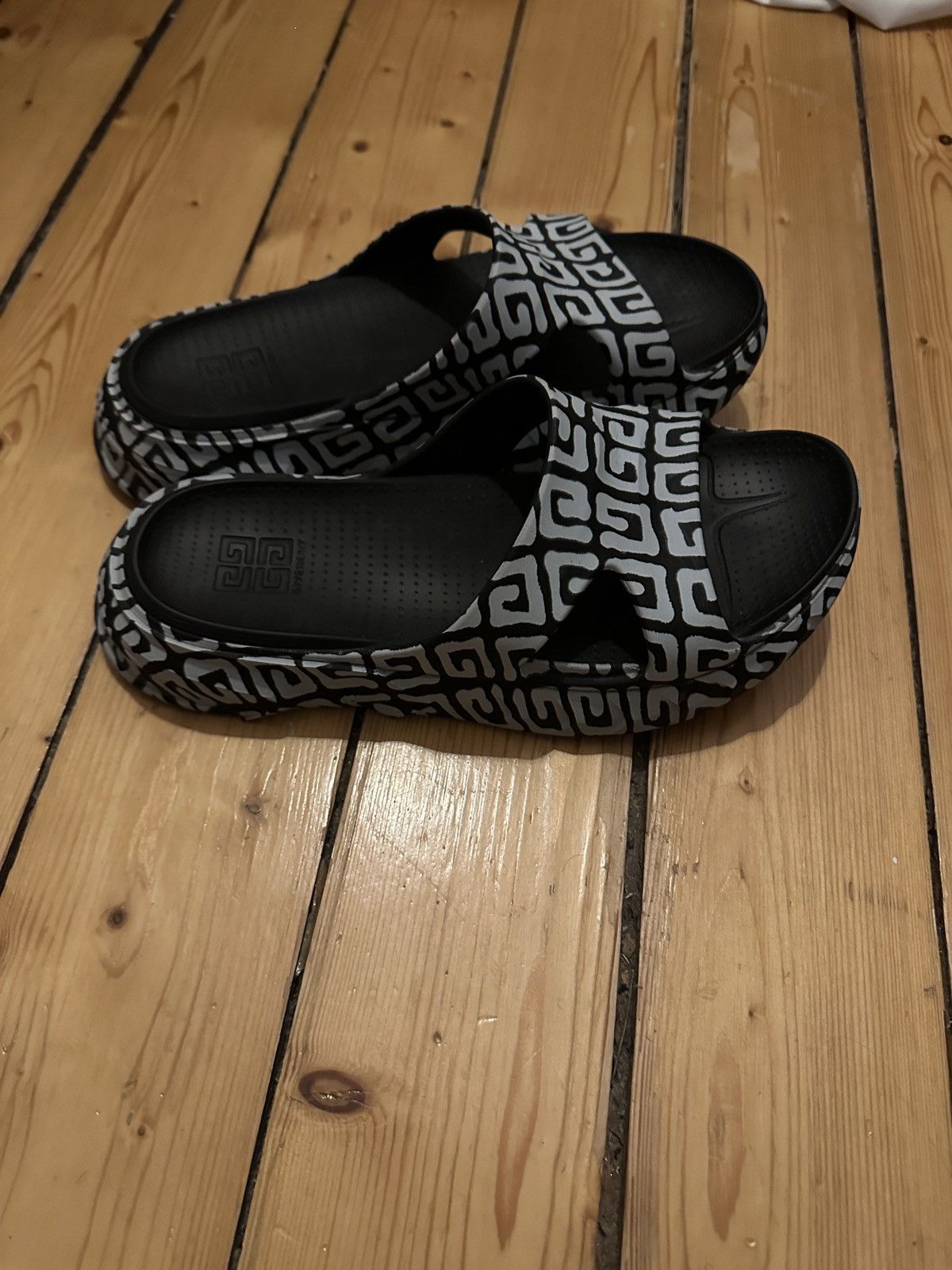Chito × Givenchy Givenchy x Chito Marshmallow Sandals Graffiti Monogram Size US 10 / EU 43 - 3 Thumbnail