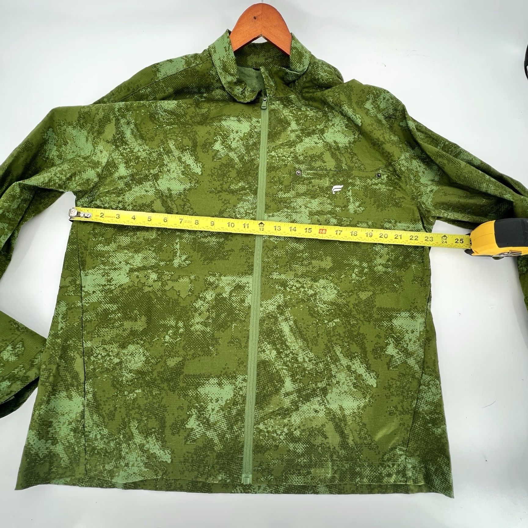 Fabletics VINTAGE? No — Men’s Fabletics The Heights Jacket Green Camo Full Zip M Regular Windbreaker Jacket Mens Green Camouflage Logo Zipper Size US M / EU 48-50 / 2 - 6 Thumbnail