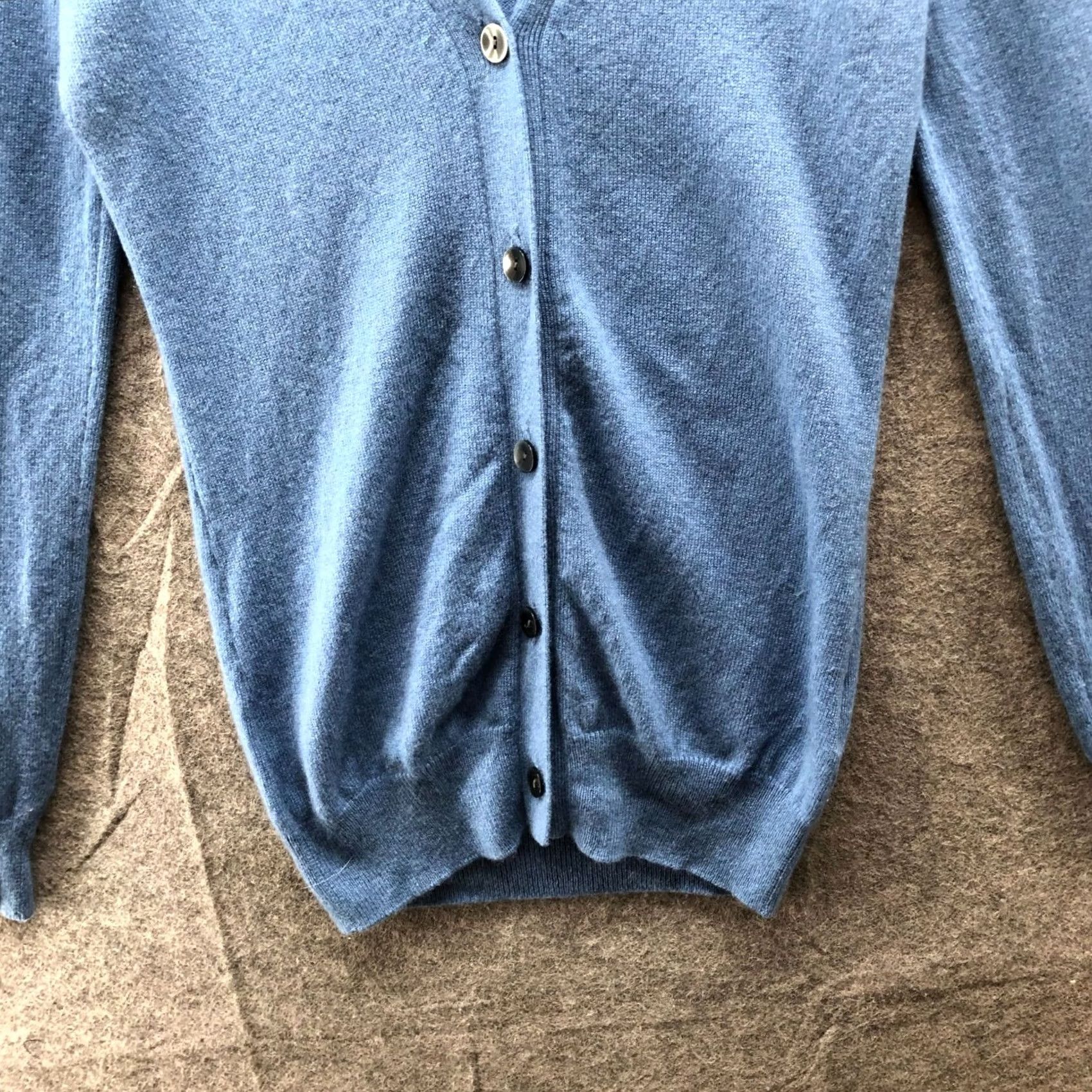 Uniqlo Uniqlo Cardigan Womens XS Blue V-Neck Button Front Lightweight Cashmere Size XS / US 0-2 / IT 36-38 - 4 Thumbnail
