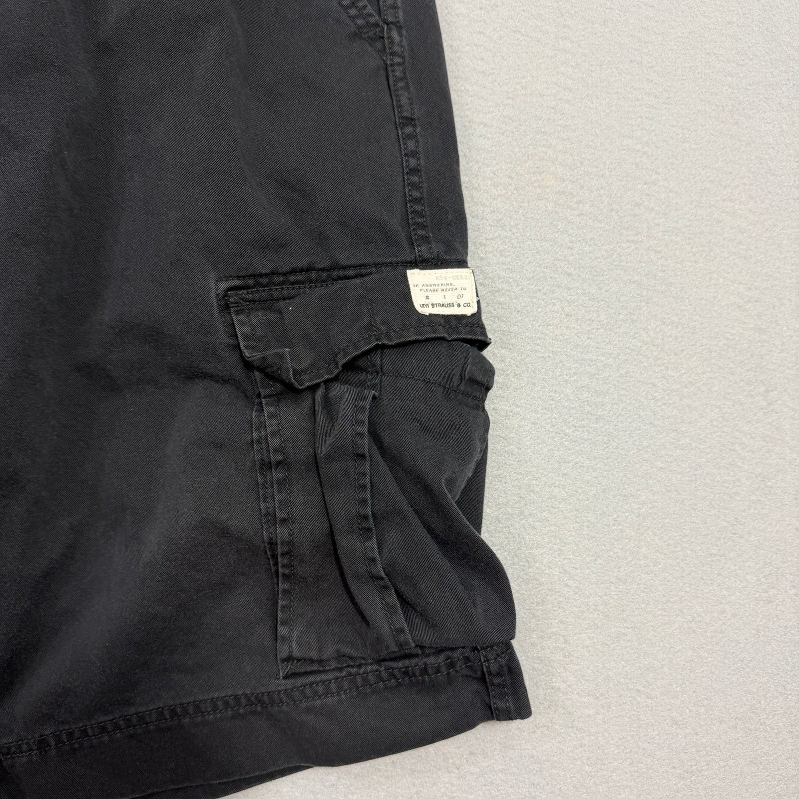 Levi's Vintage Levis Cargo Shorts 38 Black 12" Inseam Paratrooper Size US 38 / EU 54 - 4 Thumbnail