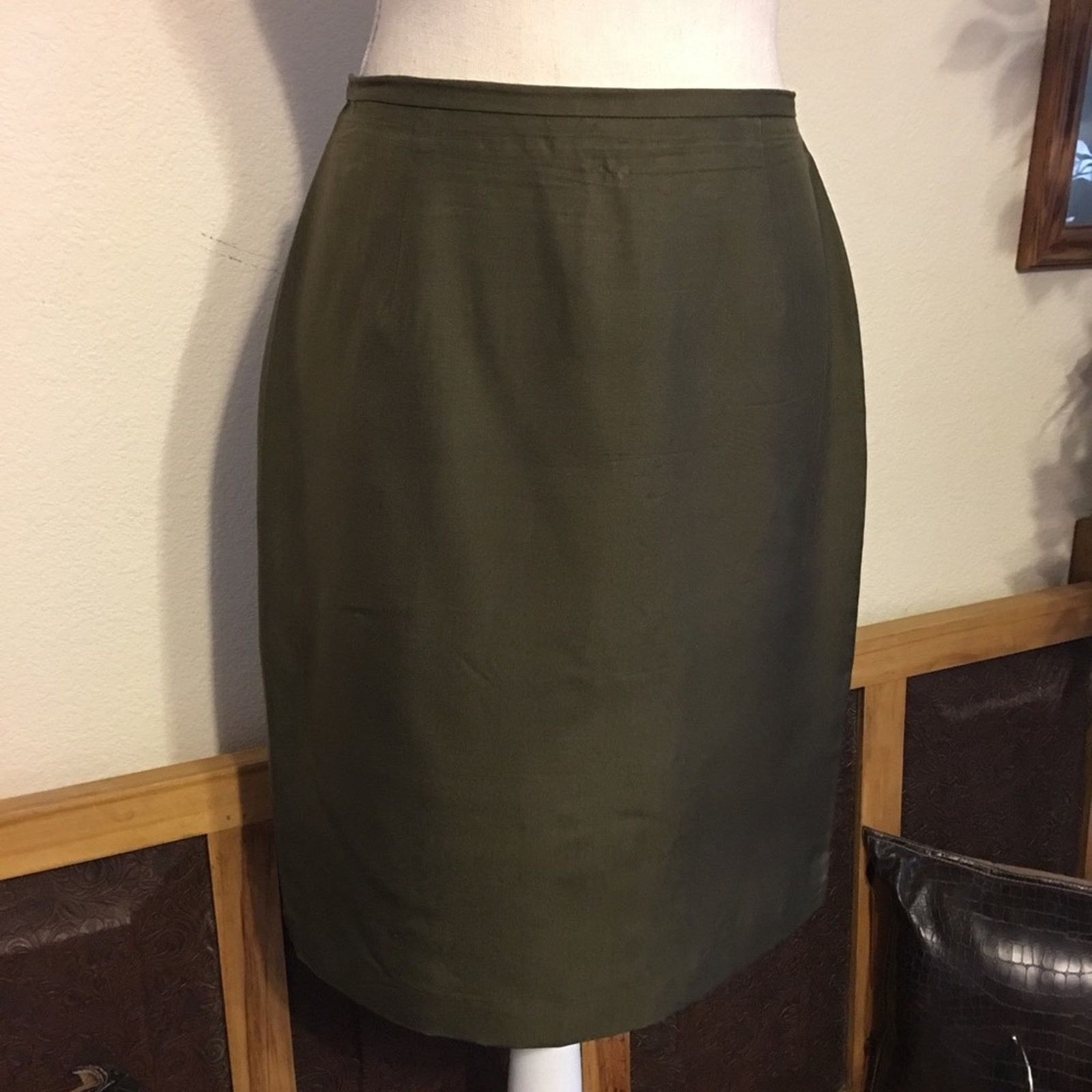 Ann Taylor Ann Taylor khaki green silk skirt 4 Size 27" / US 4 / IT 40 - 1 Thumbnail