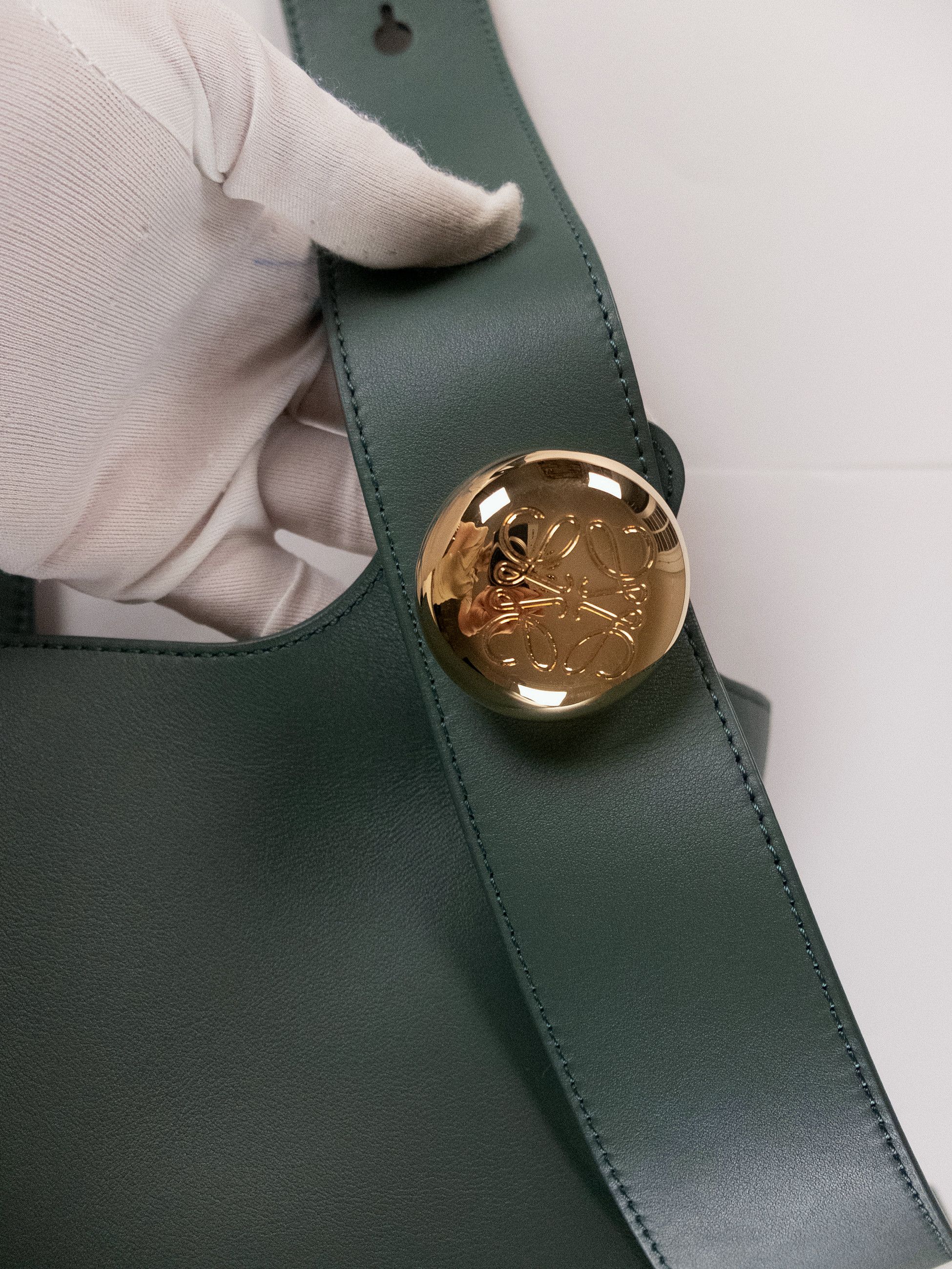 Loewe LOEWE medium Pebble dark green leather bucket shoulder bag Size ONE SIZE - 5 Thumbnail