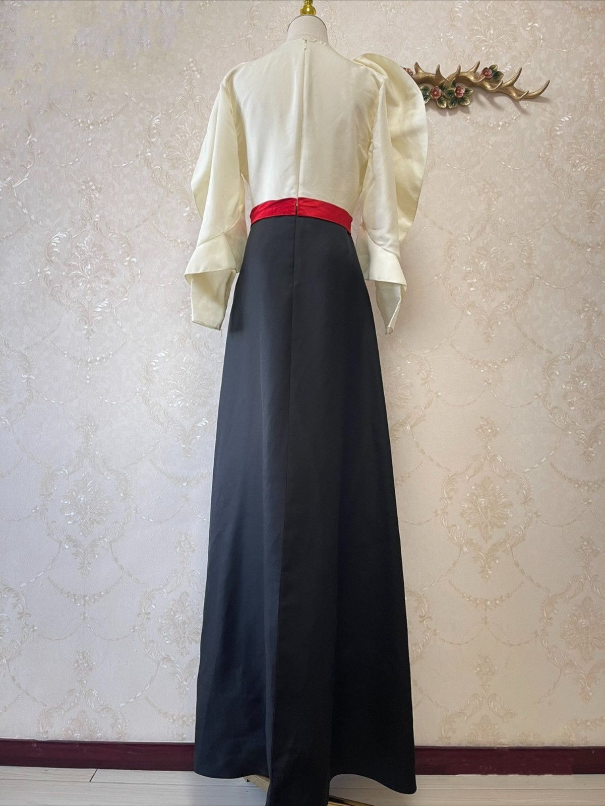 Gucci GUCCI Block Ivory Pleated V-Neckline Red Bow Maxi Gown Size S / US 4 / IT 40 - 9 Thumbnail