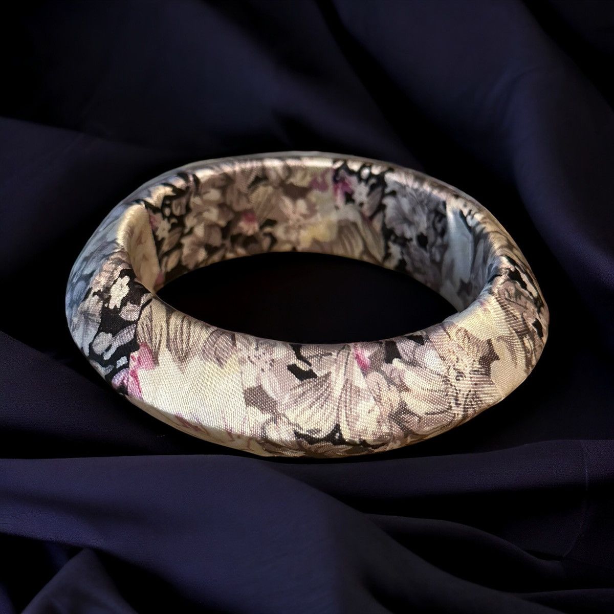 Other Chunky floral satin fabric bangle bracelet Size ONE SIZE - 1 Thumbnail