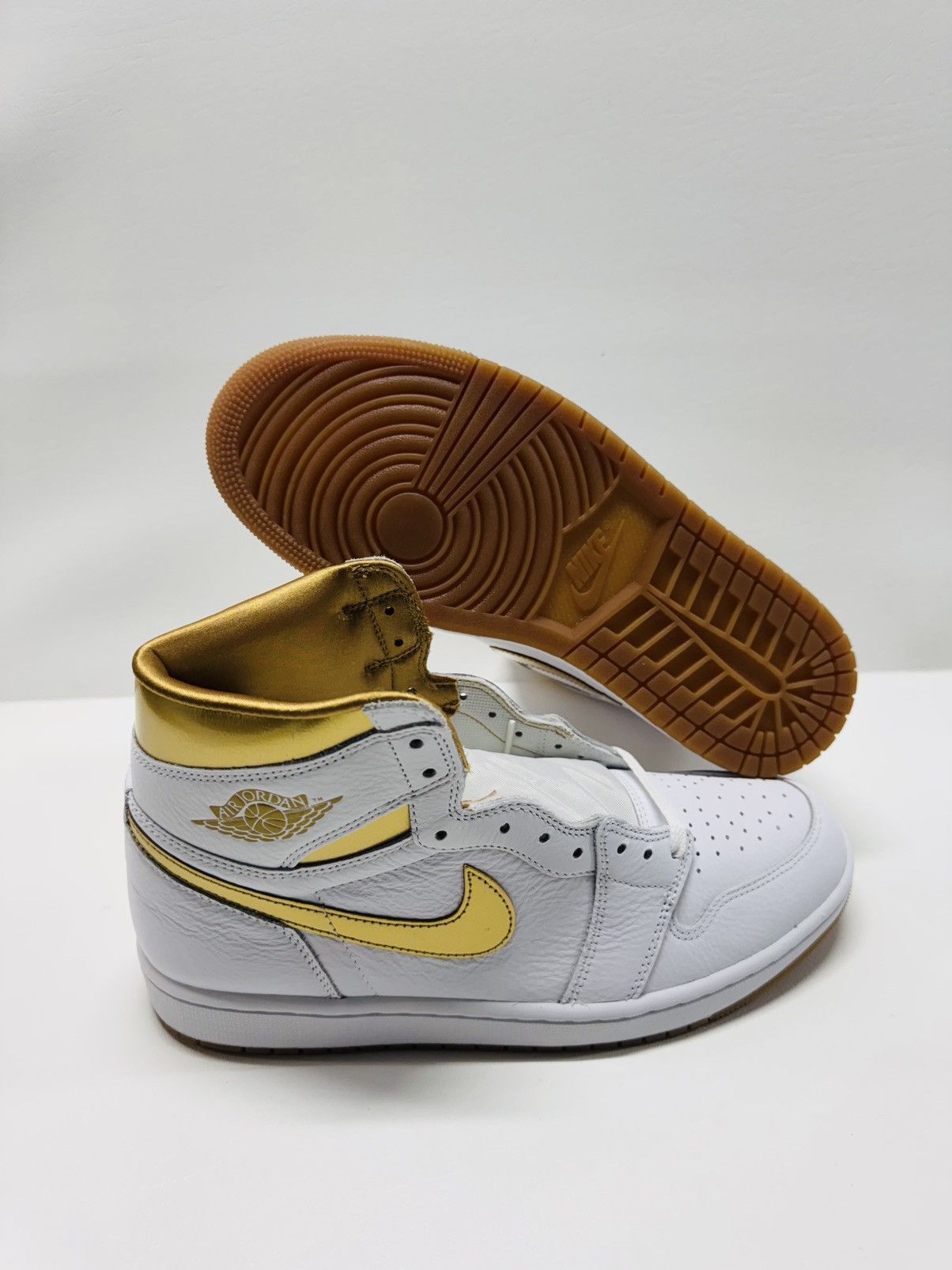 Jordan Brand Air Jordan 1 Retro High OG White/Metallic Gold Size US 11 / IT 41 - 1 Thumbnail