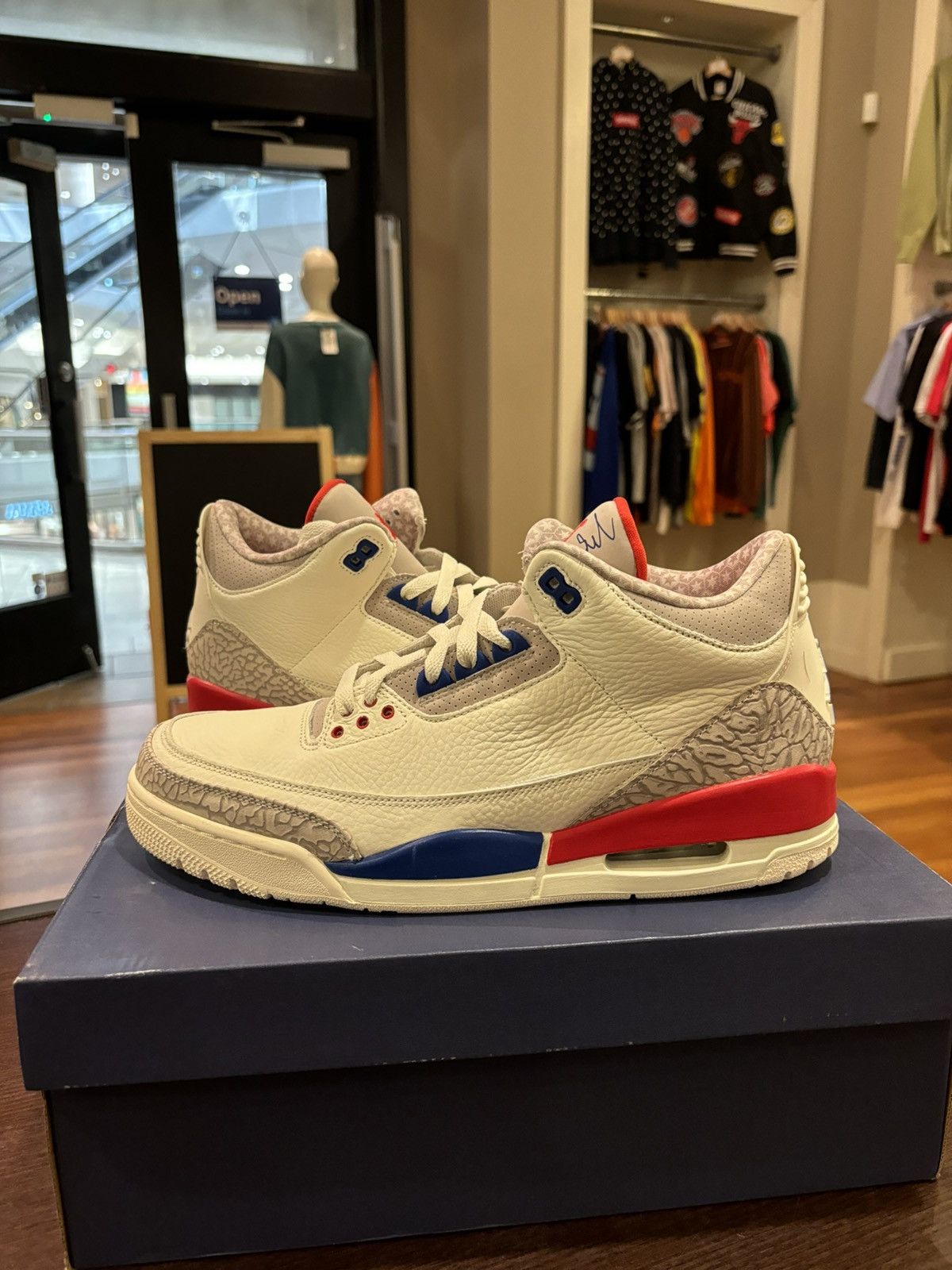 Jordan Brand Jordan 3 Retro ‘International Flight’ Size US 12 / EU 45 - 1 Thumbnail