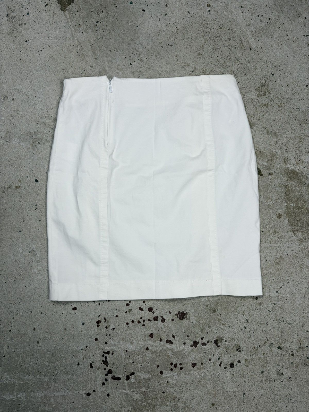 Gucci Gucci 2005 White Mini Skirt Belted Gold Logo Emblished Size 28" / US 6 / IT 42 - 2 Thumbnail