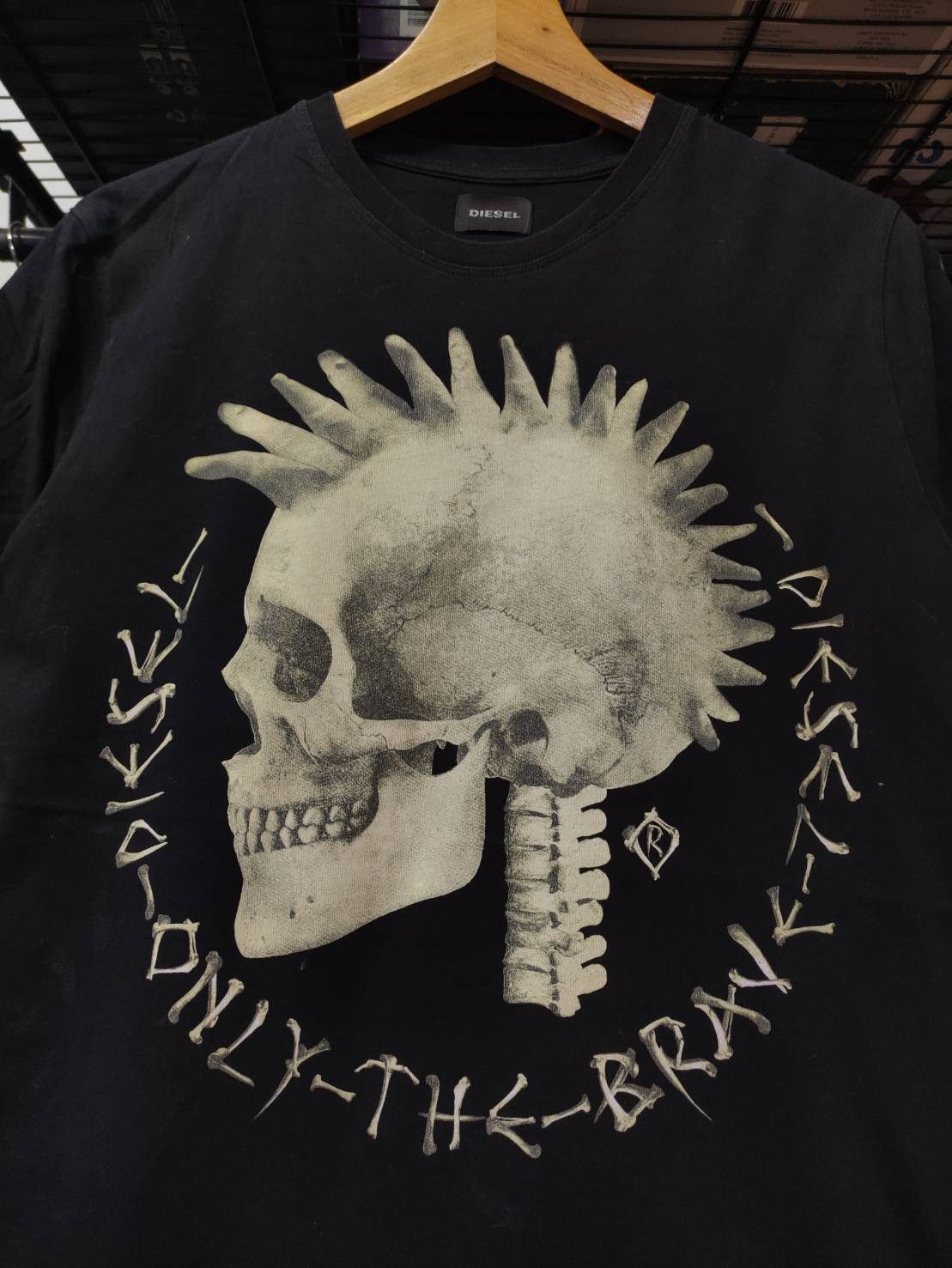 Diesel Diesel " Only the Brave " Punk Skull Head Y2K T-Shirt Size US M / EU 48-50 / 2 - 1 Thumbnail