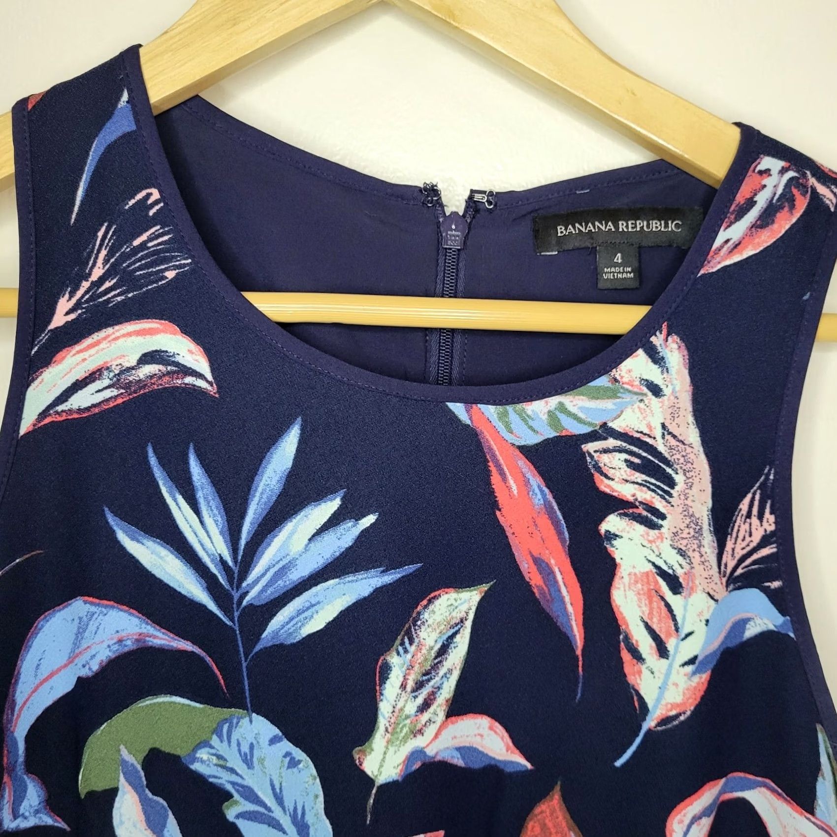 Banana Republic VINTAGE Banana Republic Dress Womens 4 Navy Blue Floral Leaf Sheath Ruffle Fitted Career Size S / US 4 / IT 40 - 3 Thumbnail