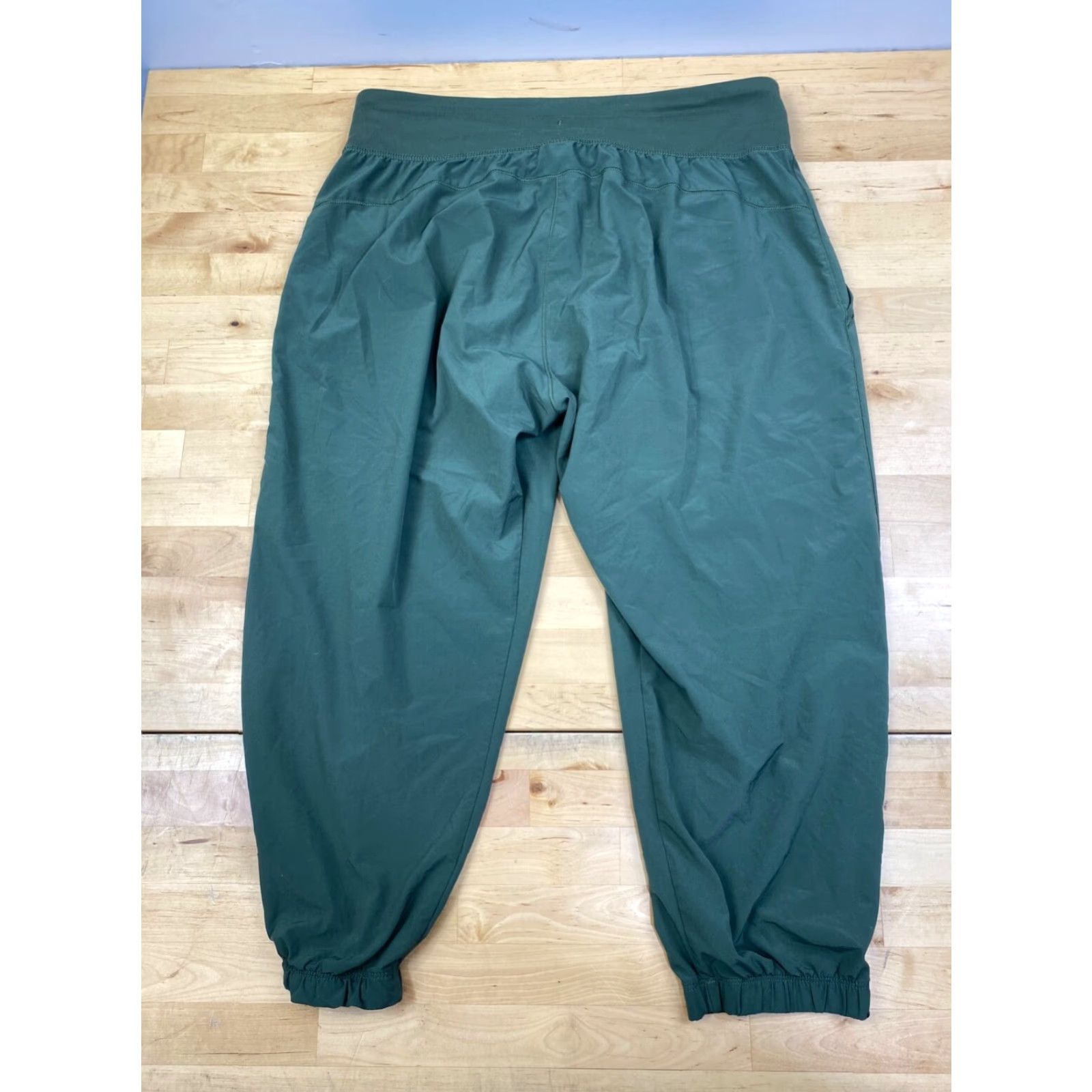 Under Armour Under armour Cropped Pants Womens M Green Drawstring Activewear #9986 Size 32" / US 10 / IT 46 - 8 Thumbnail