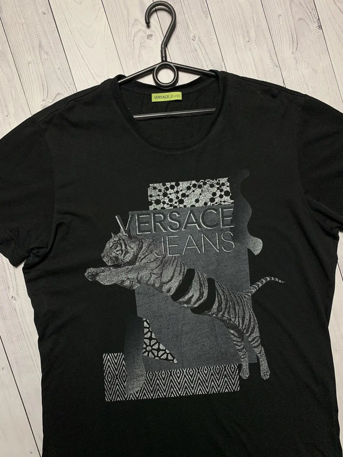 Vintage Vintage Versace jeans Couture Tiger big logo size L Size US L / EU 52-54 / 3 - 2 Thumbnail