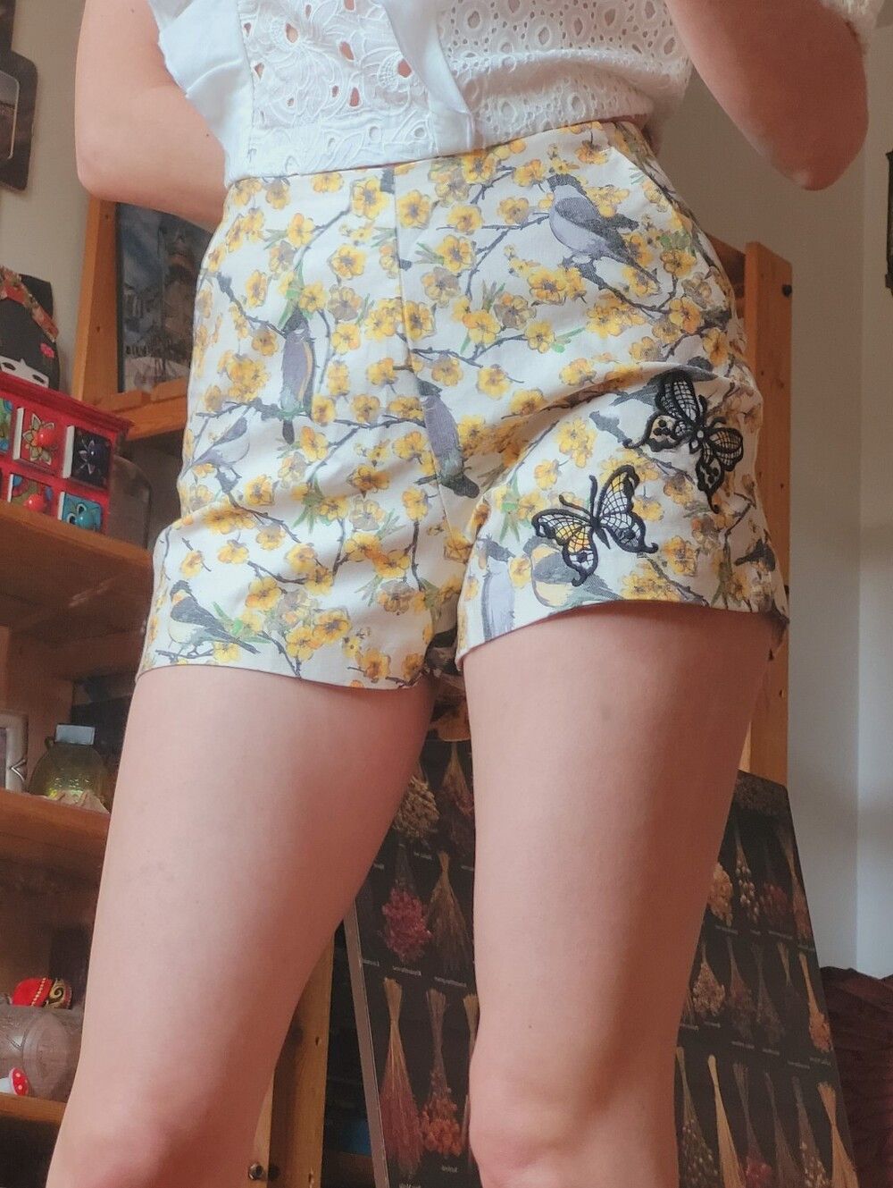 Desigual Desigual Randy Yellow Floral Butterfly & Bird Shorts - 34 Size 25" / US 0 / IT 36 - 8 Thumbnail