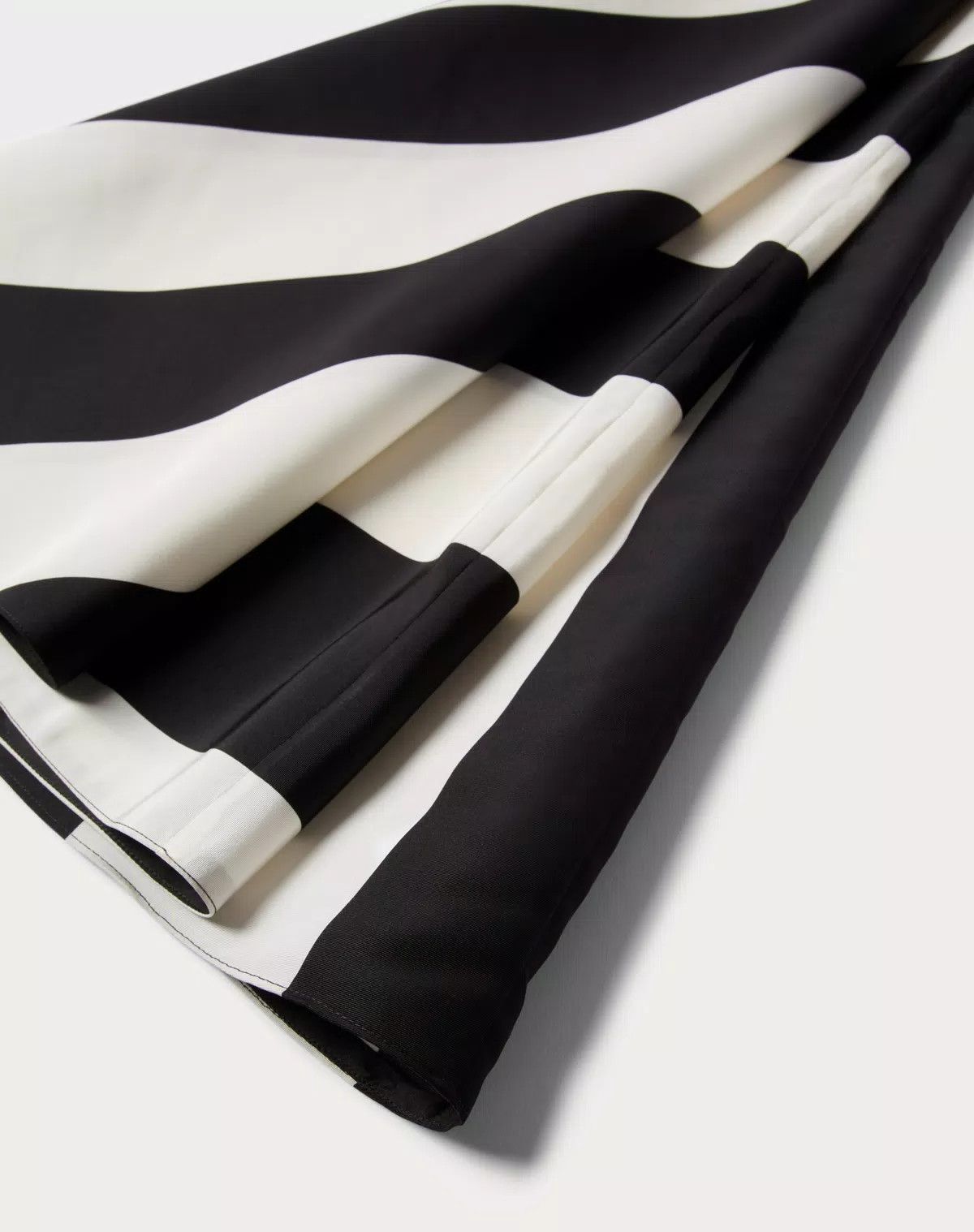 Valentino o1s1wg110625 Strhype Crepe Couture Midi Skirt in Black/White Size 30" / US 8 / IT 44 - 7 Thumbnail