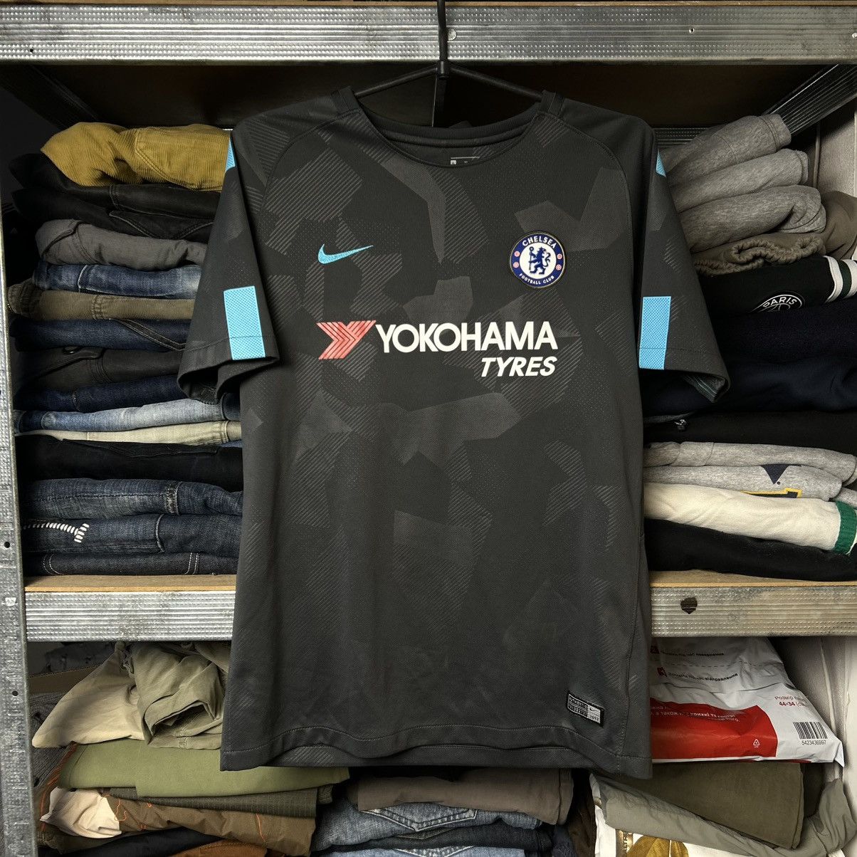 Nike Nike FC Chelsea 2017 Courtois player 17 home soccer jersey Size US S / EU 44-46 / 1 - 1 Thumbnail