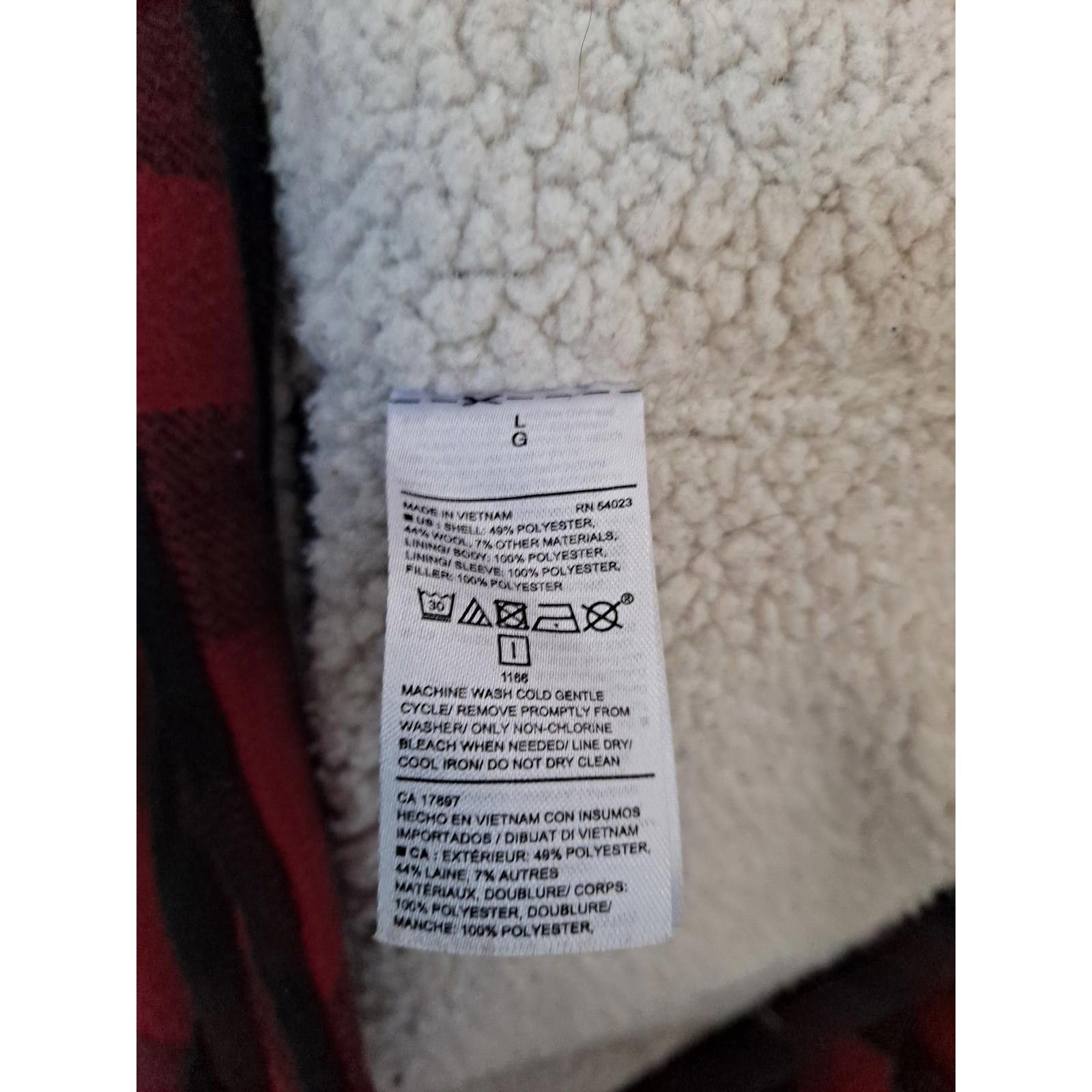 Old Navy Old Navy Black and Red Plaid With Sherpa Lining Size Large Size US L / EU 52-54 / 3 - 6 Thumbnail