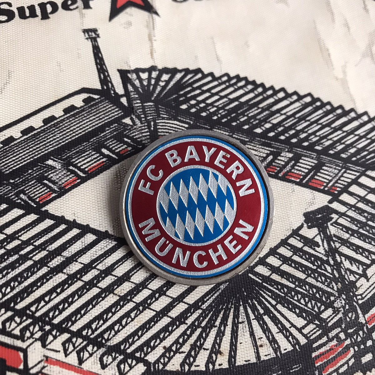 Vintage Rare europe pin enamel badge FOOTBALL CLUB BAYERN MUNCHEN EV Size ONE SIZE - 1 Thumbnail