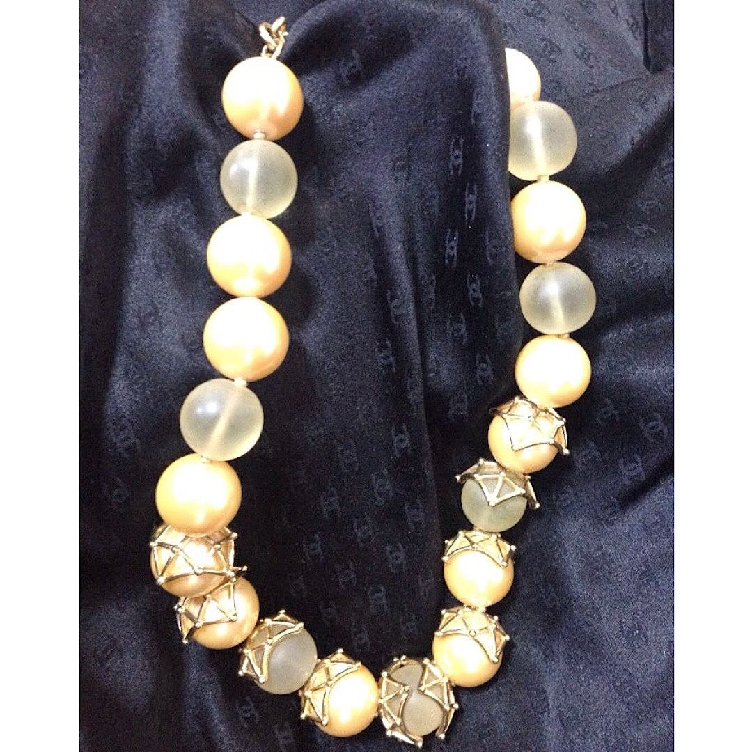 Givenchy MINT. Vintage Givenchy large white faux pearl necklace Size ONE SIZE - 7 Thumbnail