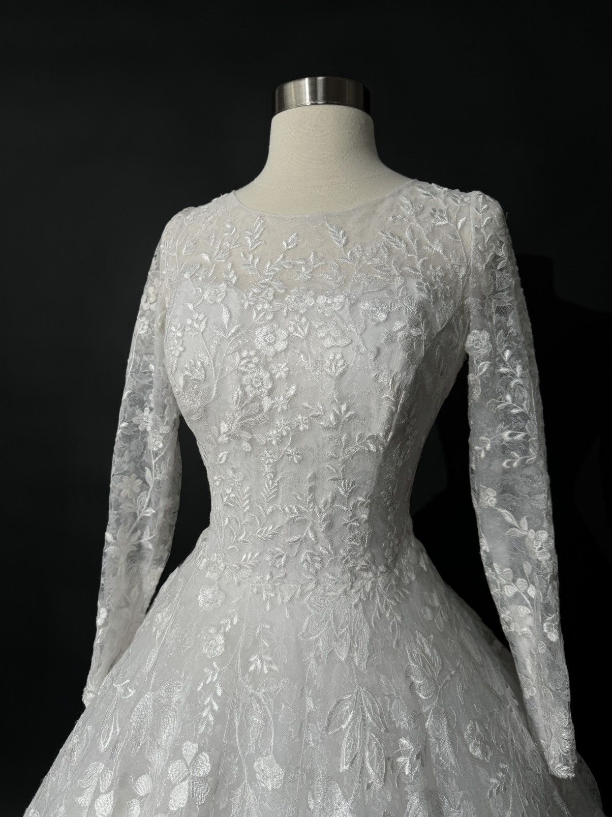Other Preloved US 8 Embroidery Lace Anna Augusta Wedding Dress Size M / US 6-8 / IT 42-44 - 3 Thumbnail