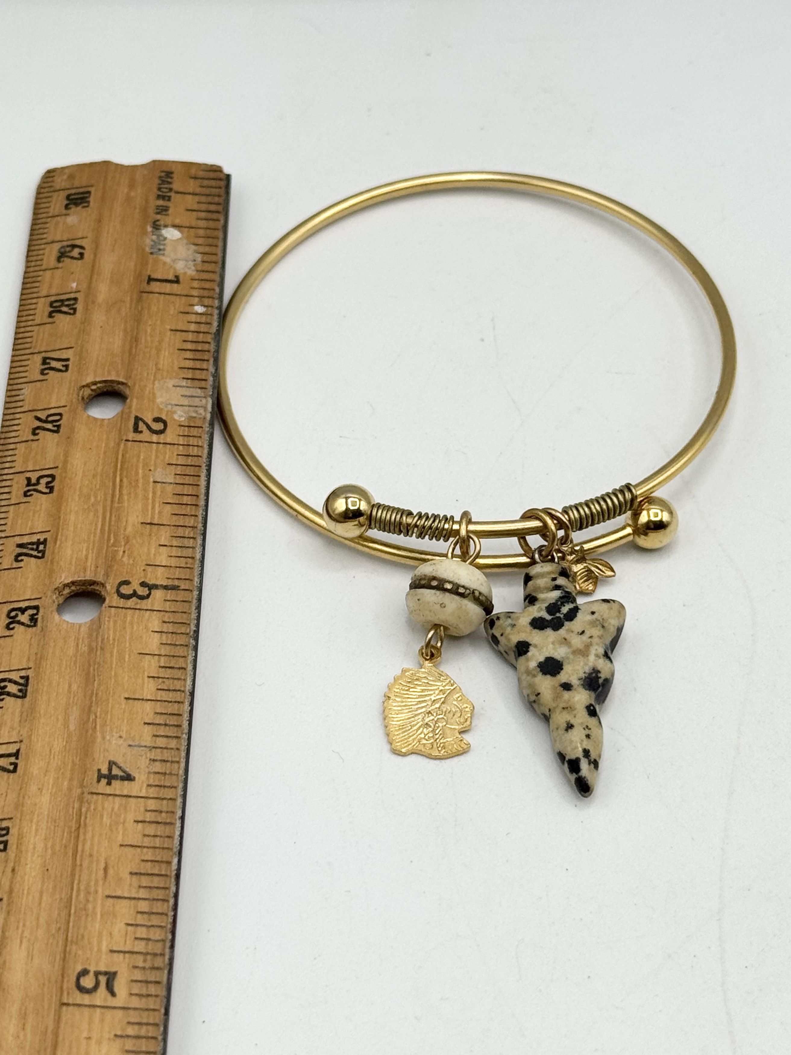 Vintage Vintage arrowhead white stone bead Indian chief charm bracel Size ONE SIZE - 4 Thumbnail