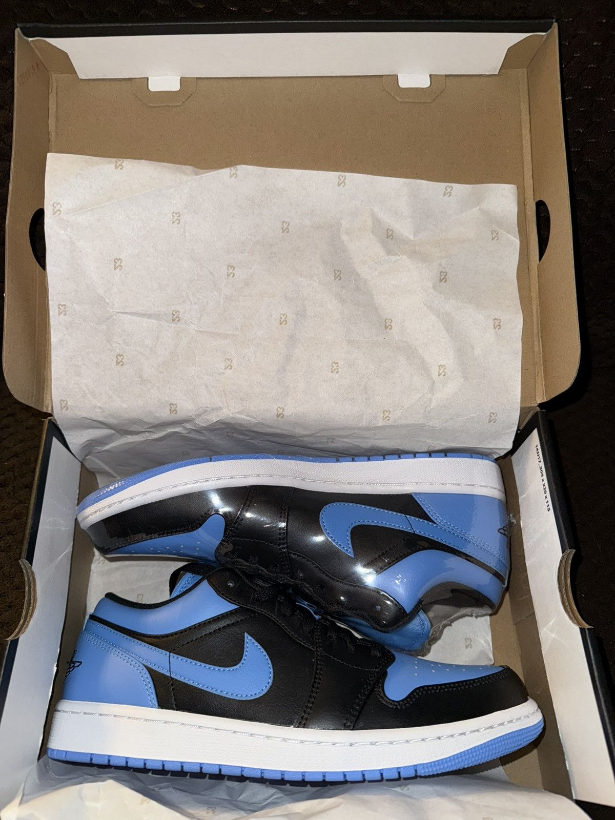 Jordan Brand Nike Air Jordan 1 “UNC Blue” black/university blue NEW w/Box Size US 9 / EU 42 - 4 Thumbnail