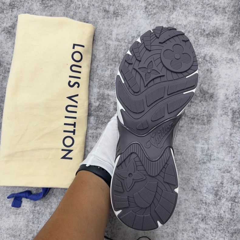 Louis Vuitton Louis Vuitton size 37.5 Silver-white sneakers Size US 5.5 / EU 38 - 4 Thumbnail