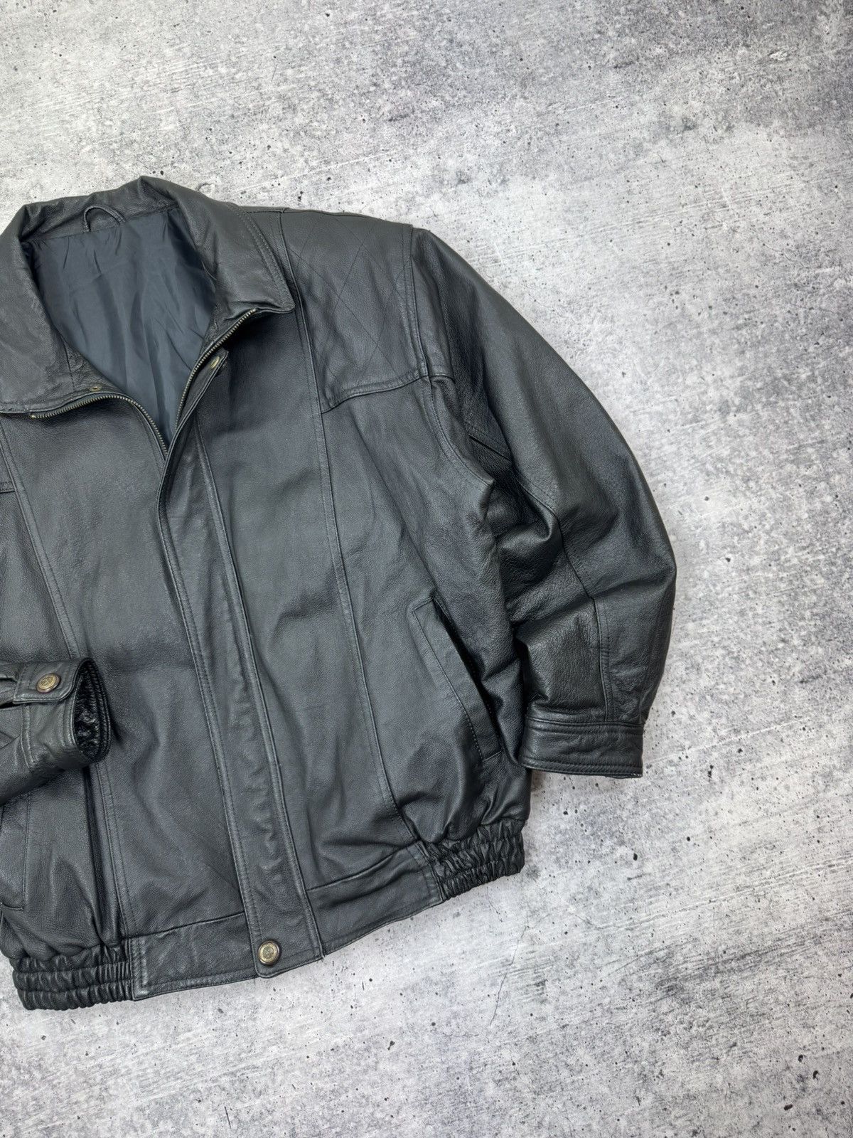 Vintage Vintage Genuine Leather Classic Bomber Leather Jacket Size L Size US L / EU 52-54 / 3 - 4 Thumbnail