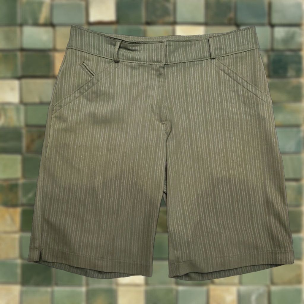 Nike Nike Golf Shorts Womens 6 Green Chino Fit Dry Flat Front Performance Size 28" / US 6 / IT 42 - 1 Thumbnail