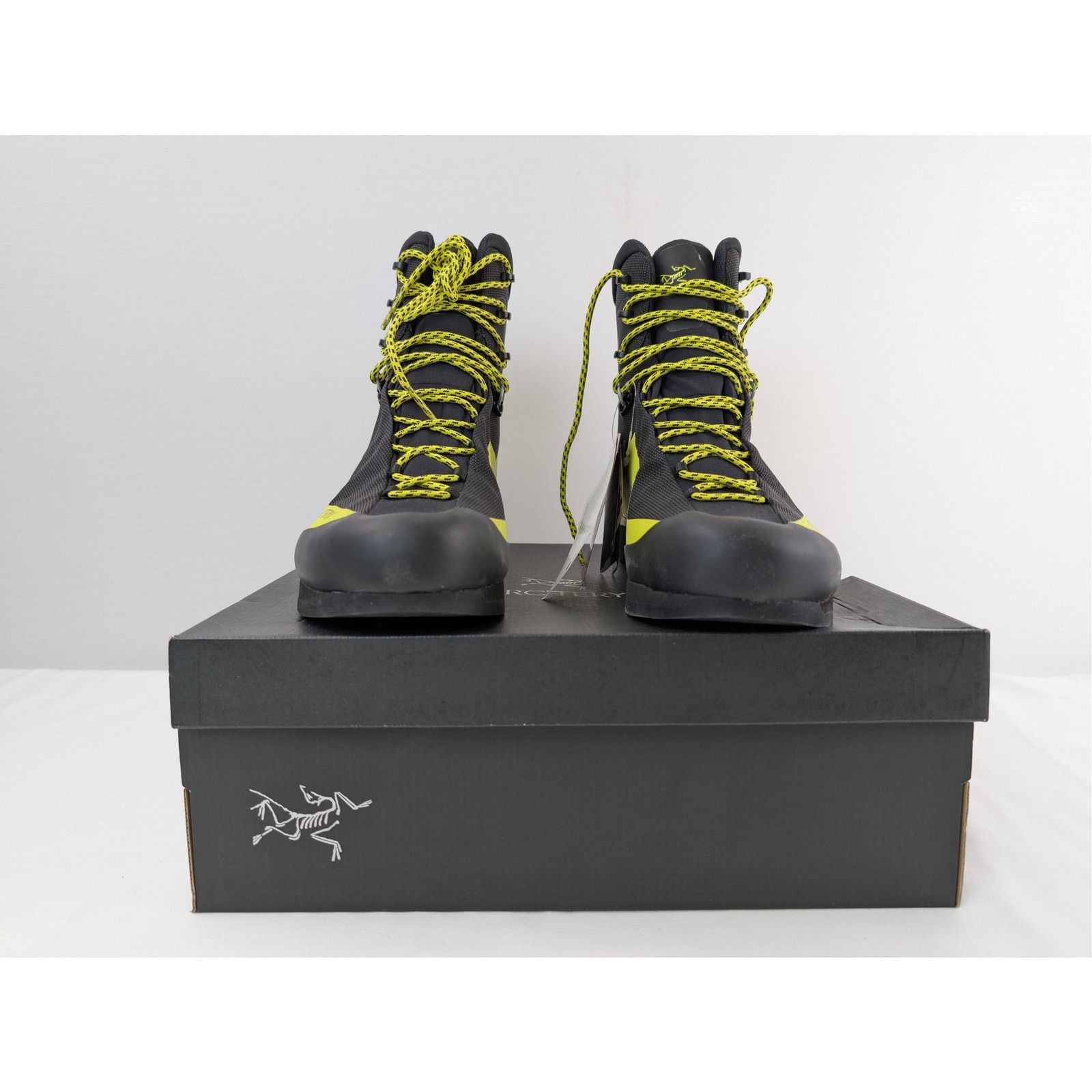 Arc'teryx o1rshd1 Acrux LT GTX mountaineering boots in black/yellow Size US 13 / EU 46 - 17 Thumbnail