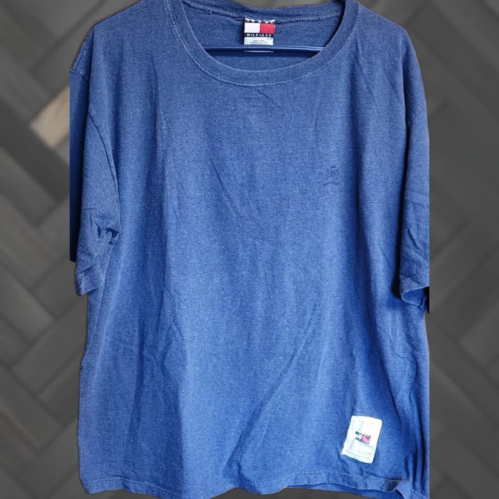 Tommy Hilfiger VINTAGE Tommy Hilfiger T Shirt Mens L Blue Embroidered Crest Logo USA MADE 90s Size US L / EU 52-54 / 3 - 1 Thumbnail