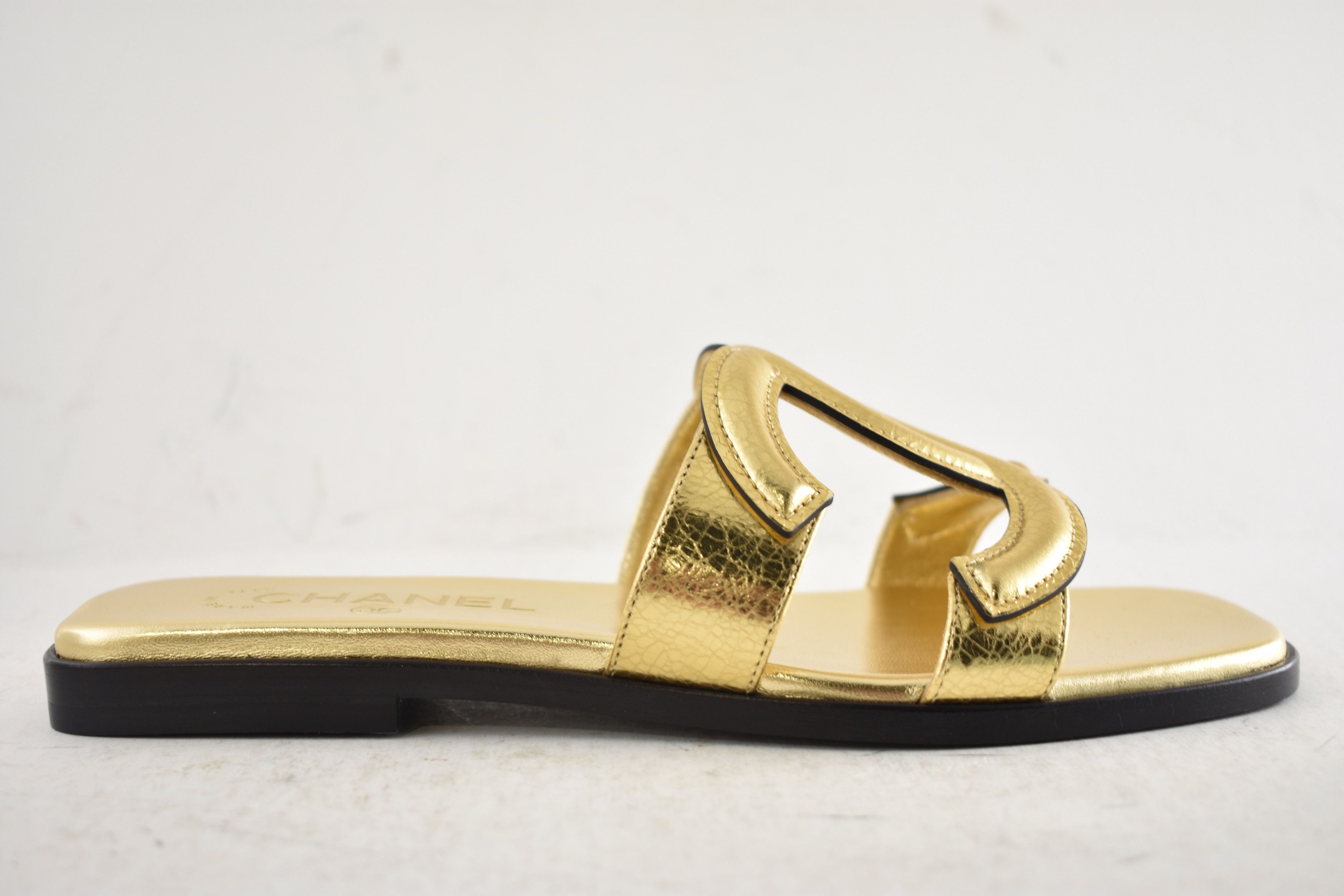 Chanel 26S Golden Leather XL CC Logo Mule Slide Flat Sandal 40 Size US 10 / IT 40 - 2 Thumbnail