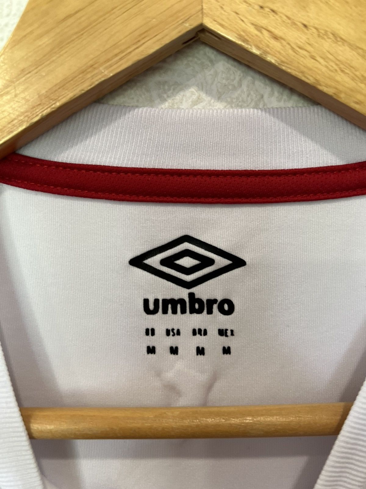 Umbro GUERRERO Peru Umbro 2018 Home Kit Soccer Jersey Football Size US M / EU 48-50 / 2 - 5 Thumbnail