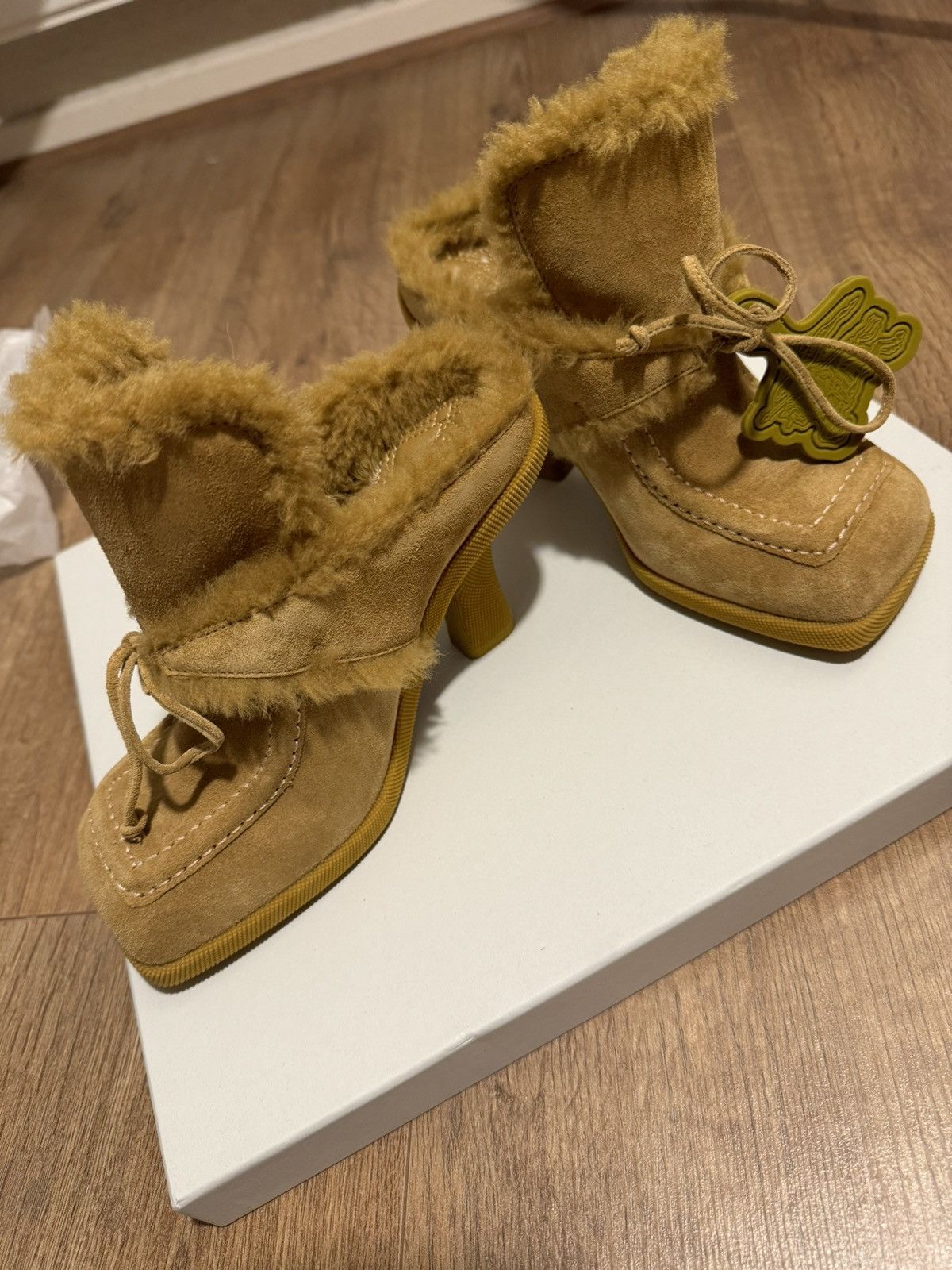 Burberry Burberry shearling boots-mules brown-mustard, size 35 It Size US 5 / IT 35 - 8 Thumbnail