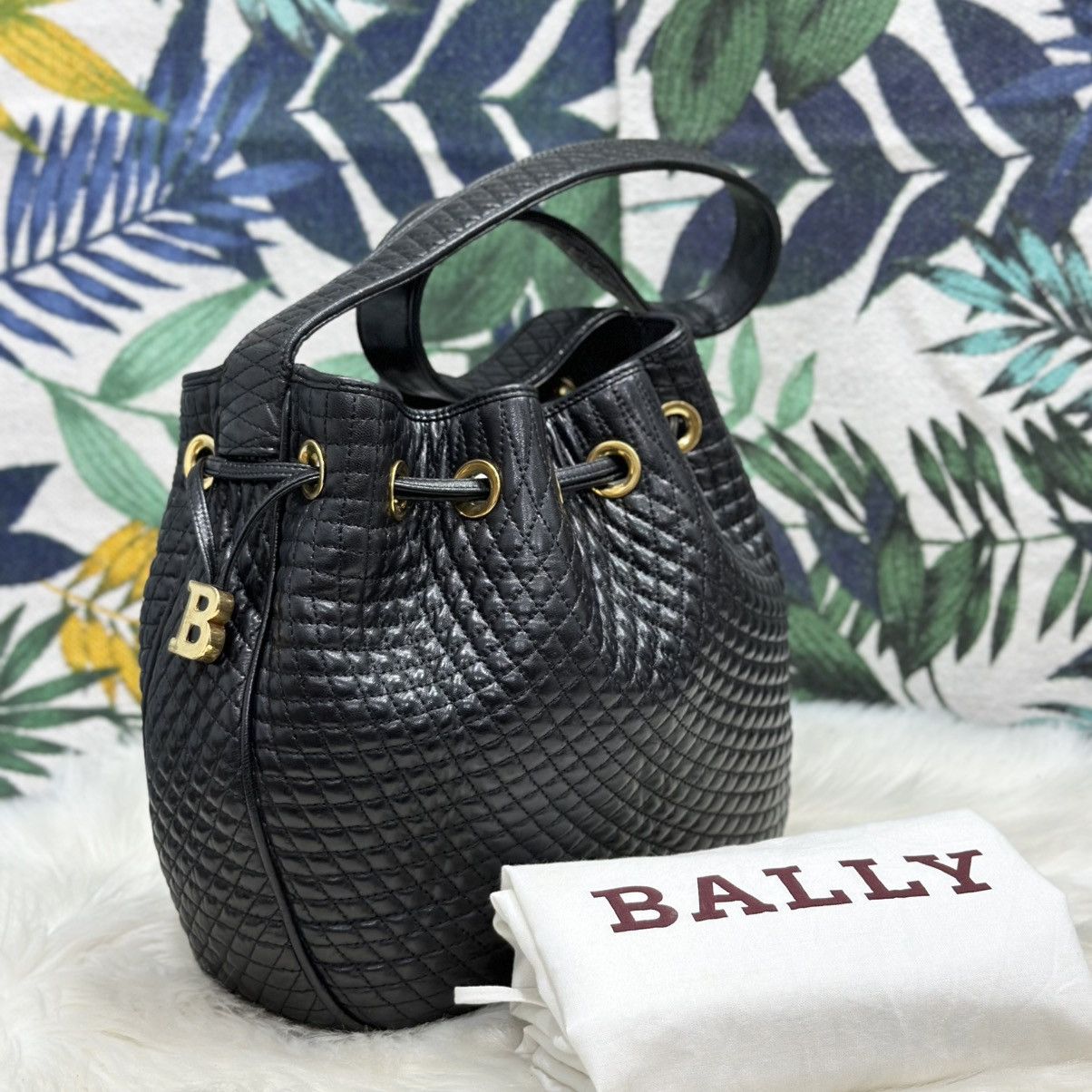 Bally Authentic BALLY Vtg. Bucket Drawstring Lambskin Shoulder Bag Size ONE SIZE - 1 Thumbnail