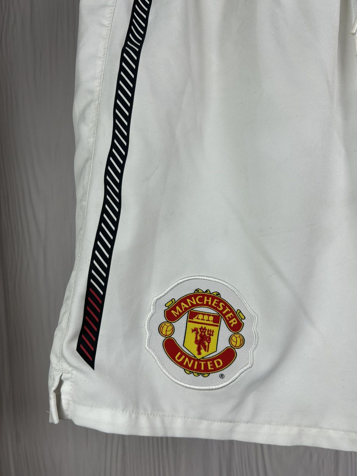 Nike NIKE MANCHESTER UNITED 2010/11 SHORTS FOOTBALL SOCCER SIZE M Size US 32 / EU 48 - 4 Thumbnail