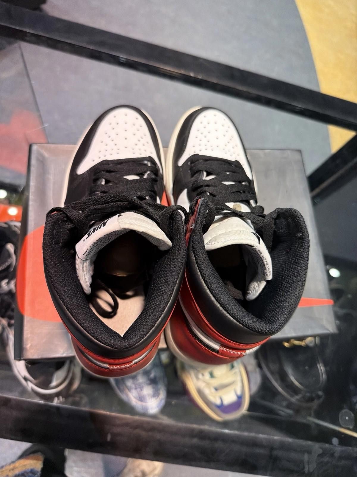 Jordan Brand Nike Air Jordan 1 Retro Black Toe Leather US 8.5 Men's Size US 8.5 / EU 41-42 - 10 Thumbnail