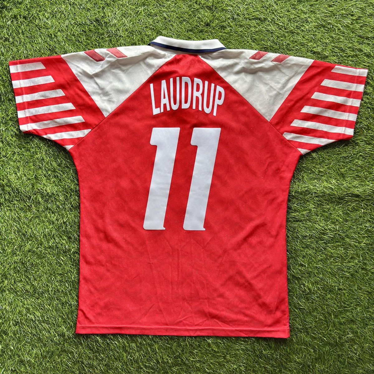 Hummel Denmark Home 1992 Euro Winner Laudrup #11 Soccer Jersey Size US M / EU 48-50 / 2 - 2 Thumbnail