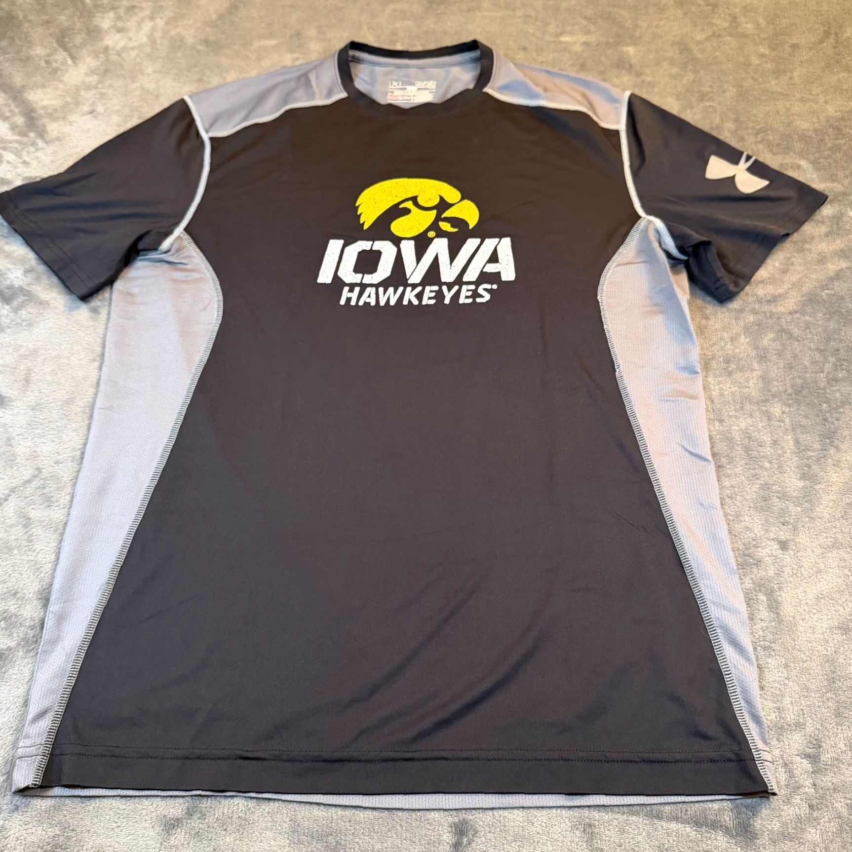 Under Armour Under Armour Hawkeyes T Shirt Mens Medium Black Gray Fitted HeatGear Short Sleeve Athletic Crew Neck Logo Moisture Wicking Size US M / EU 48-50 / 2 - 3 Thumbnail