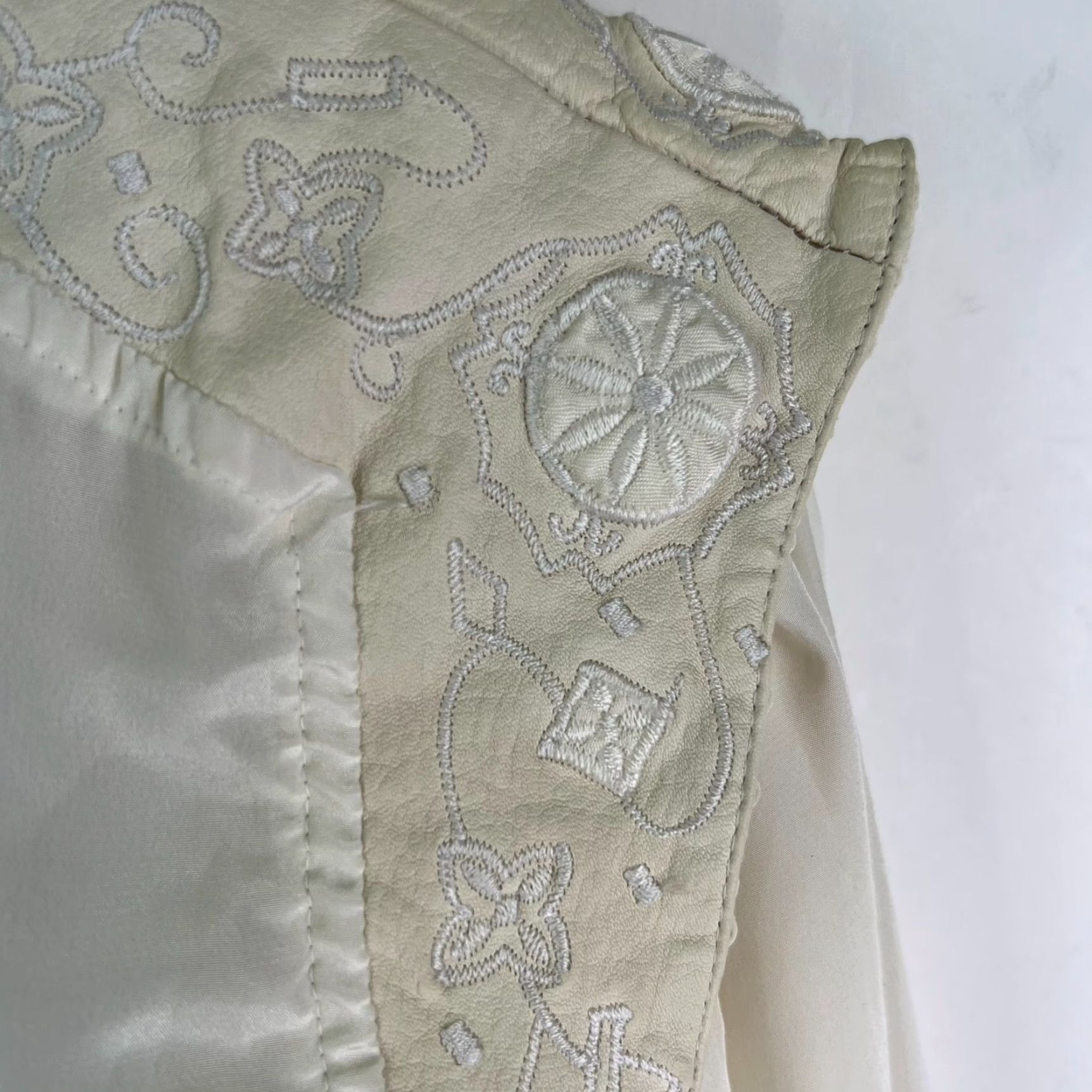 Vintage VINTAGE SUZELLE Blouse Button-Up Ivory Embroidered Chiffon Polyester Balloon Sleeve 6 Suzelle Women Shirt Casual Womens Size M / US 6-8 / IT 42-44 - 2 Thumbnail