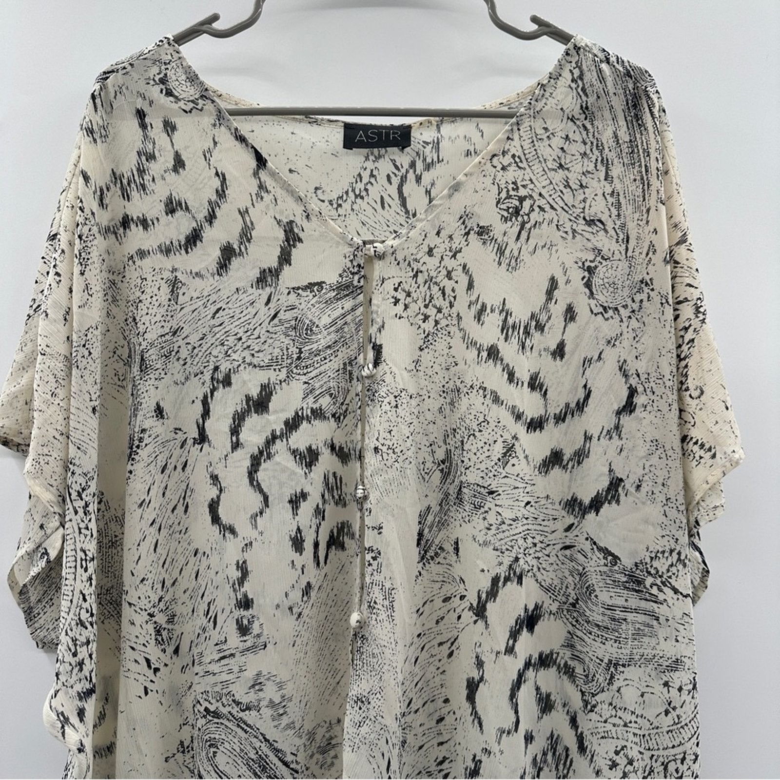 ASTR The Label ASTR Cream & Black Animal Print High Low Shear Tunic Top S Size S / US 4 / IT 40 - 2 Thumbnail