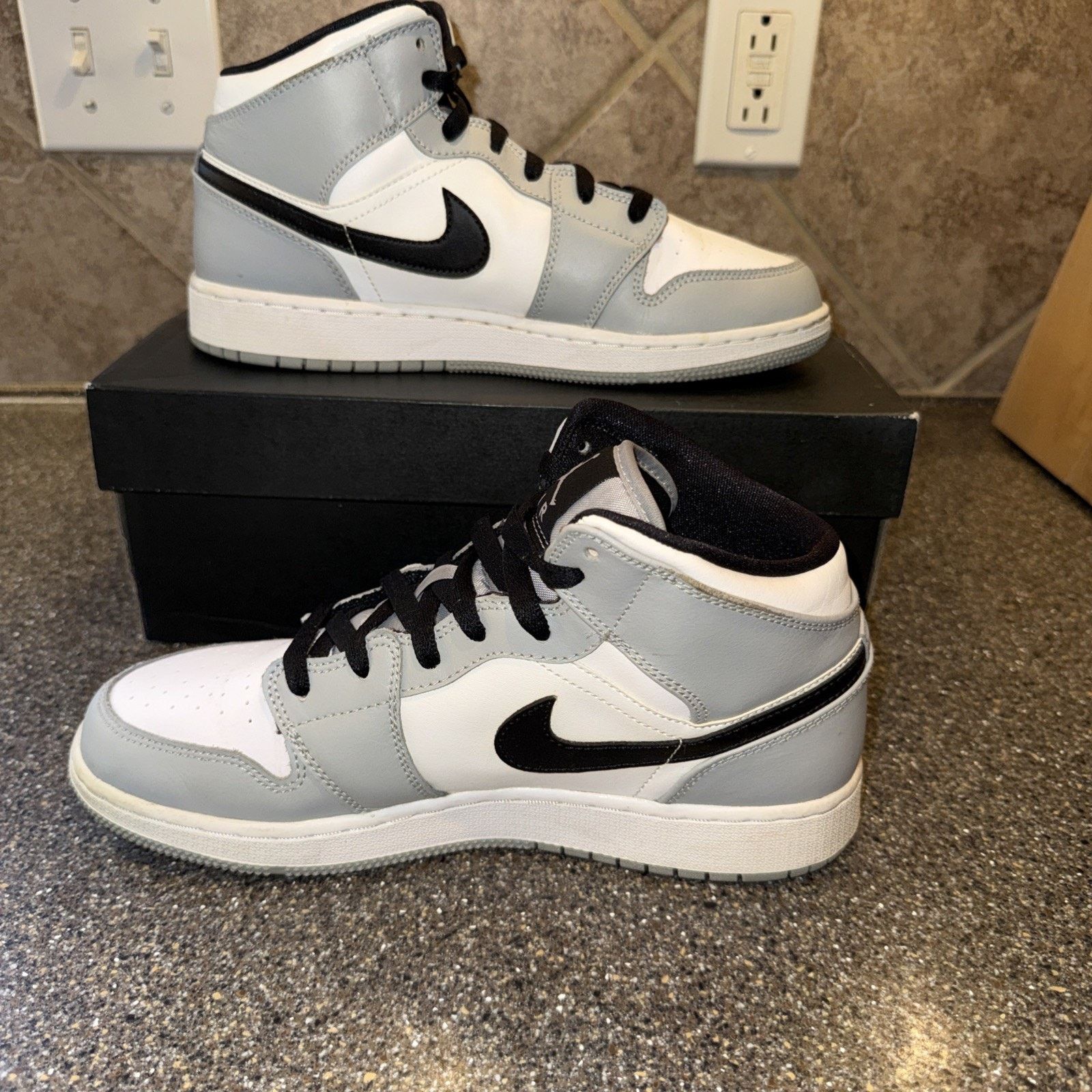 Jordan Brand Air Jordan 1 Mid (GS) Light Smoke Grey/Black-White 7Y-8.5w Size US 7 / EU 40 - 3 Thumbnail