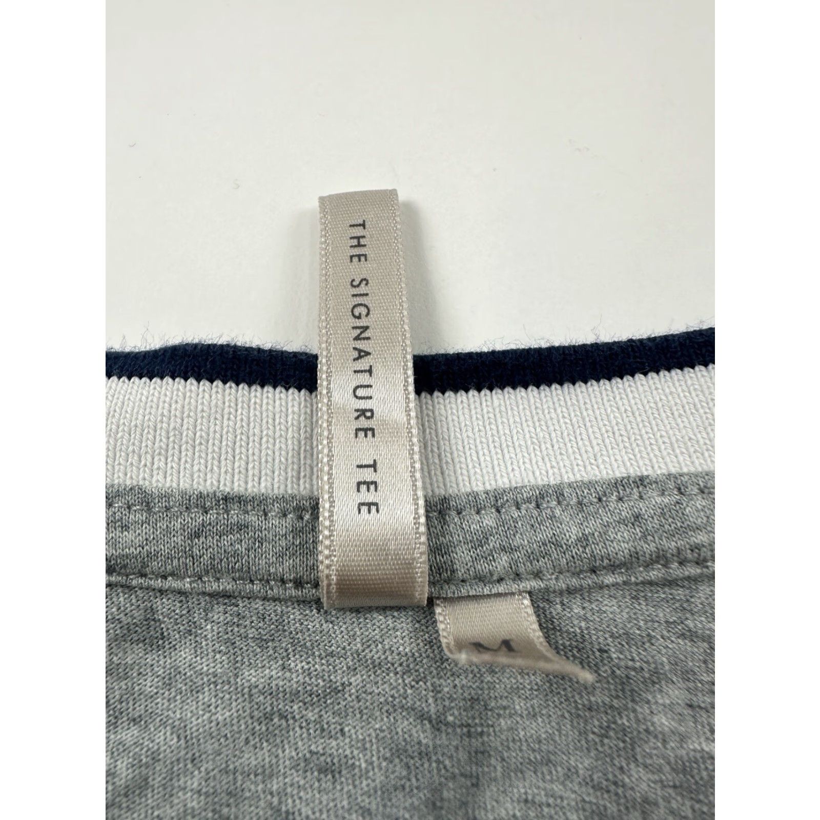 Banana Republic Banana Republic Shirt Mens Medium Gray Crew Neck Long Sleeve Signature Shirt Mens Medium Gray Crew Neck Long Sleeve Signature Size US M / EU 48-50 / 2 - 3 Thumbnail
