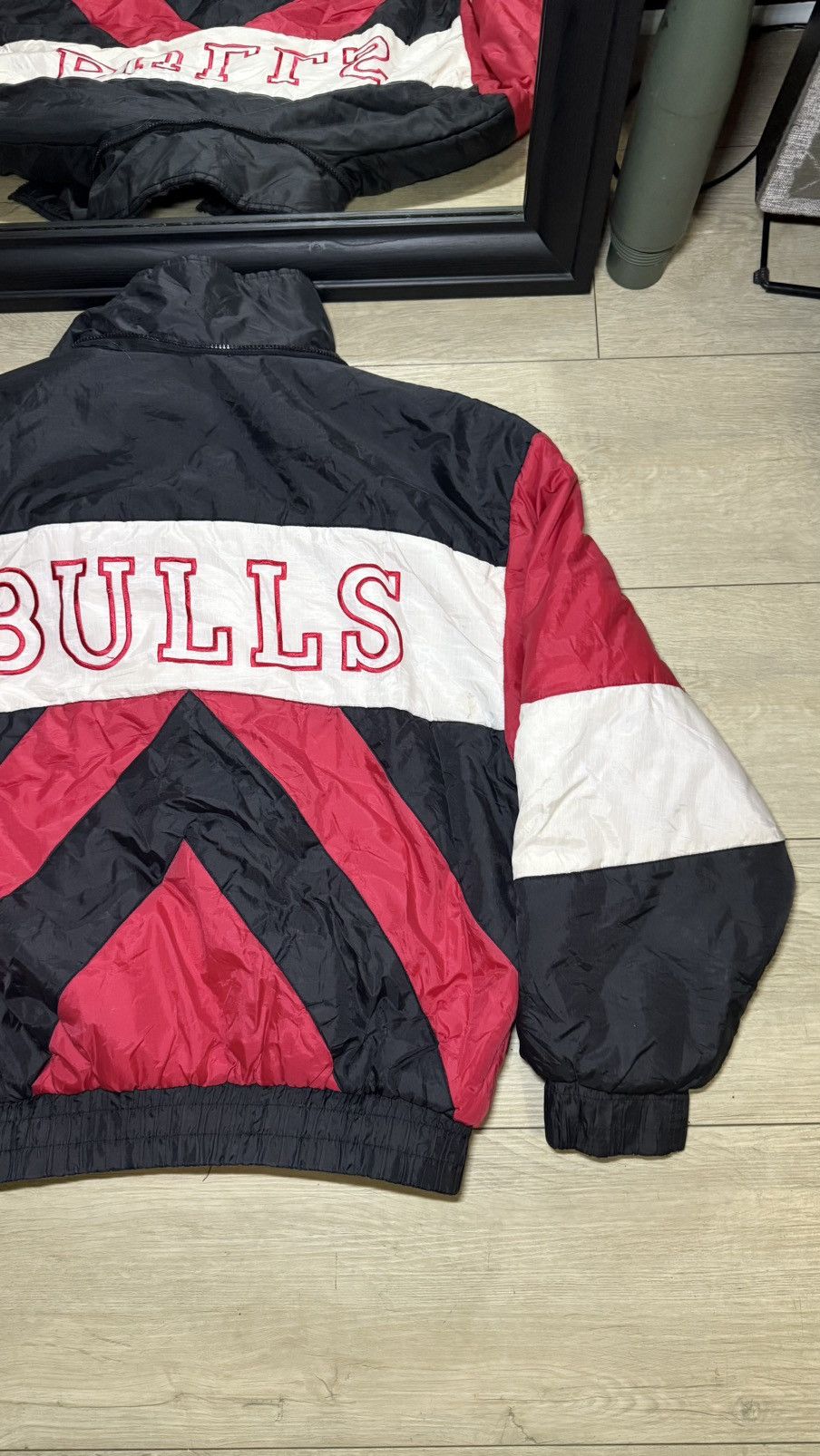 Vintage 1990s Chicago Bulls Pro Player Zip Up Windbreaker