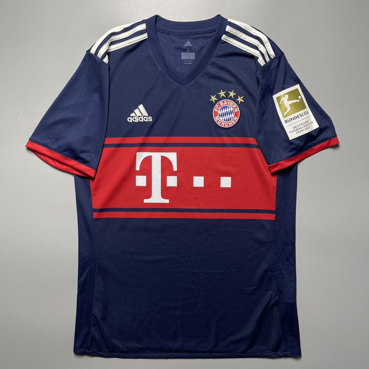 Vintage BAYERN ADIDAS 2017/2018 FOOTBALL AWAY JERSEY #23 VIDAL Size US S / EU 44-46 / 1 - 2 Thumbnail